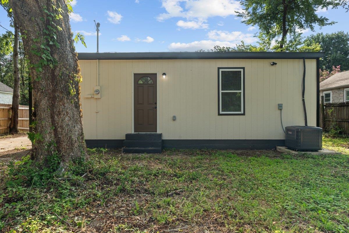 1047 Maria St Property Photo 25