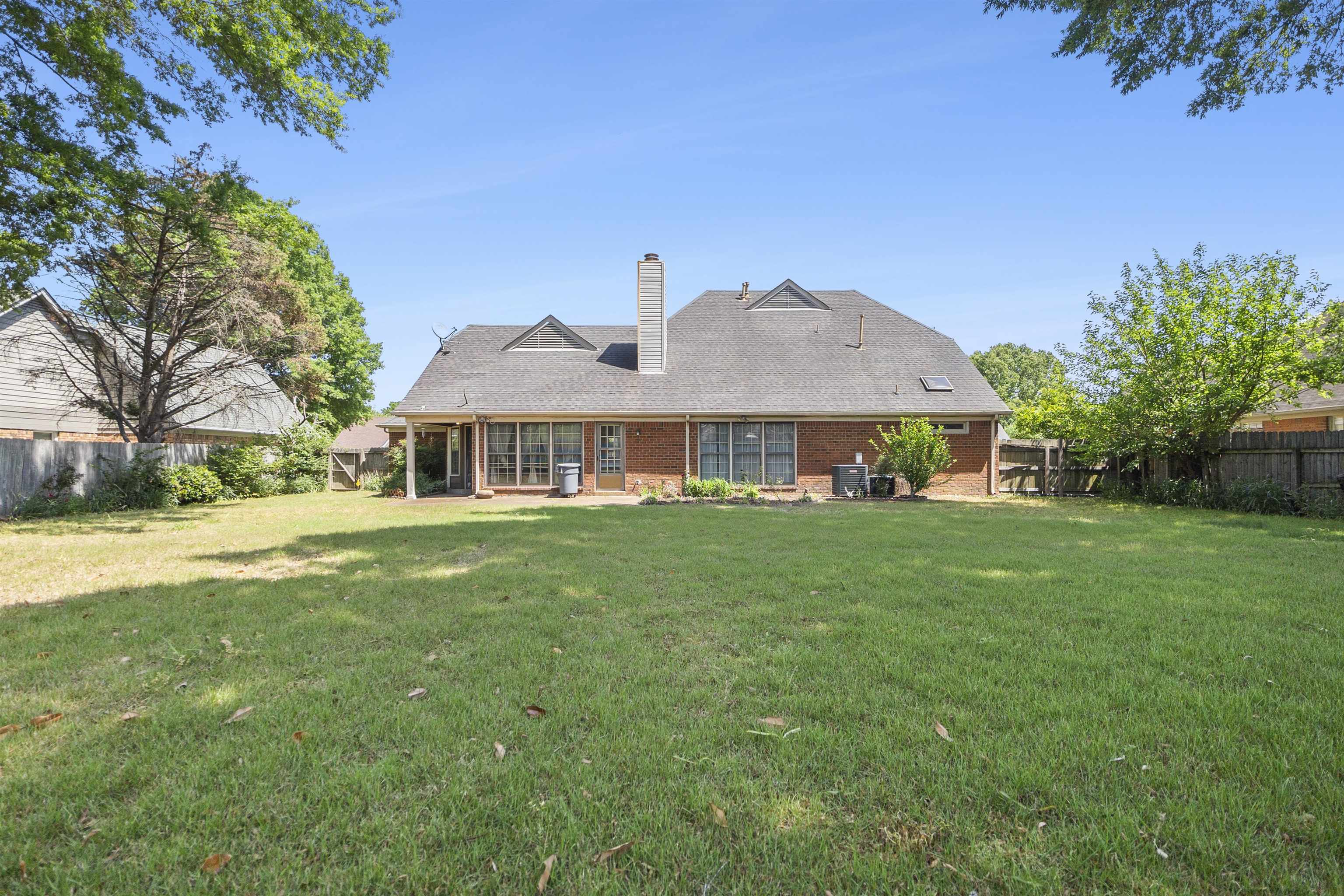 2033 Westbriar Dr Property Photo 6