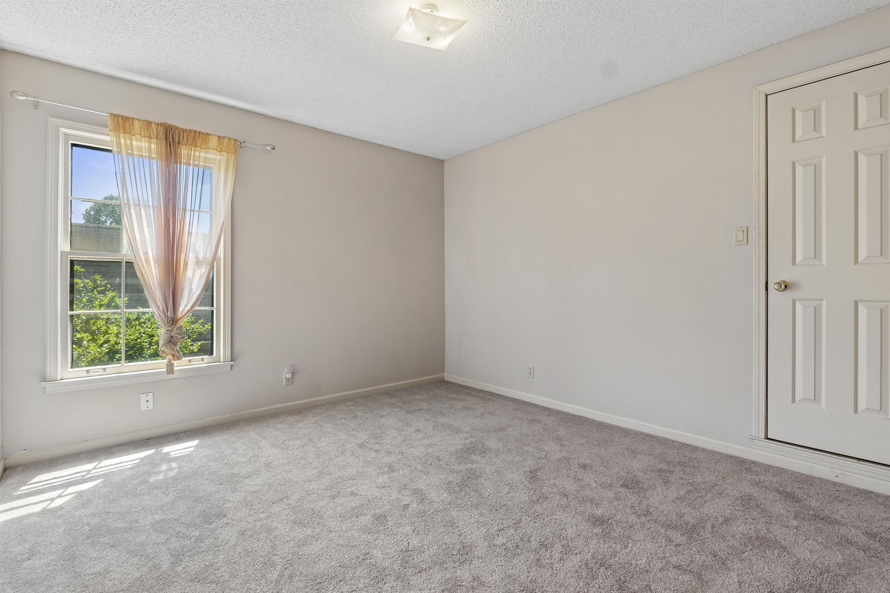 2033 Westbriar Dr Property Photo 24