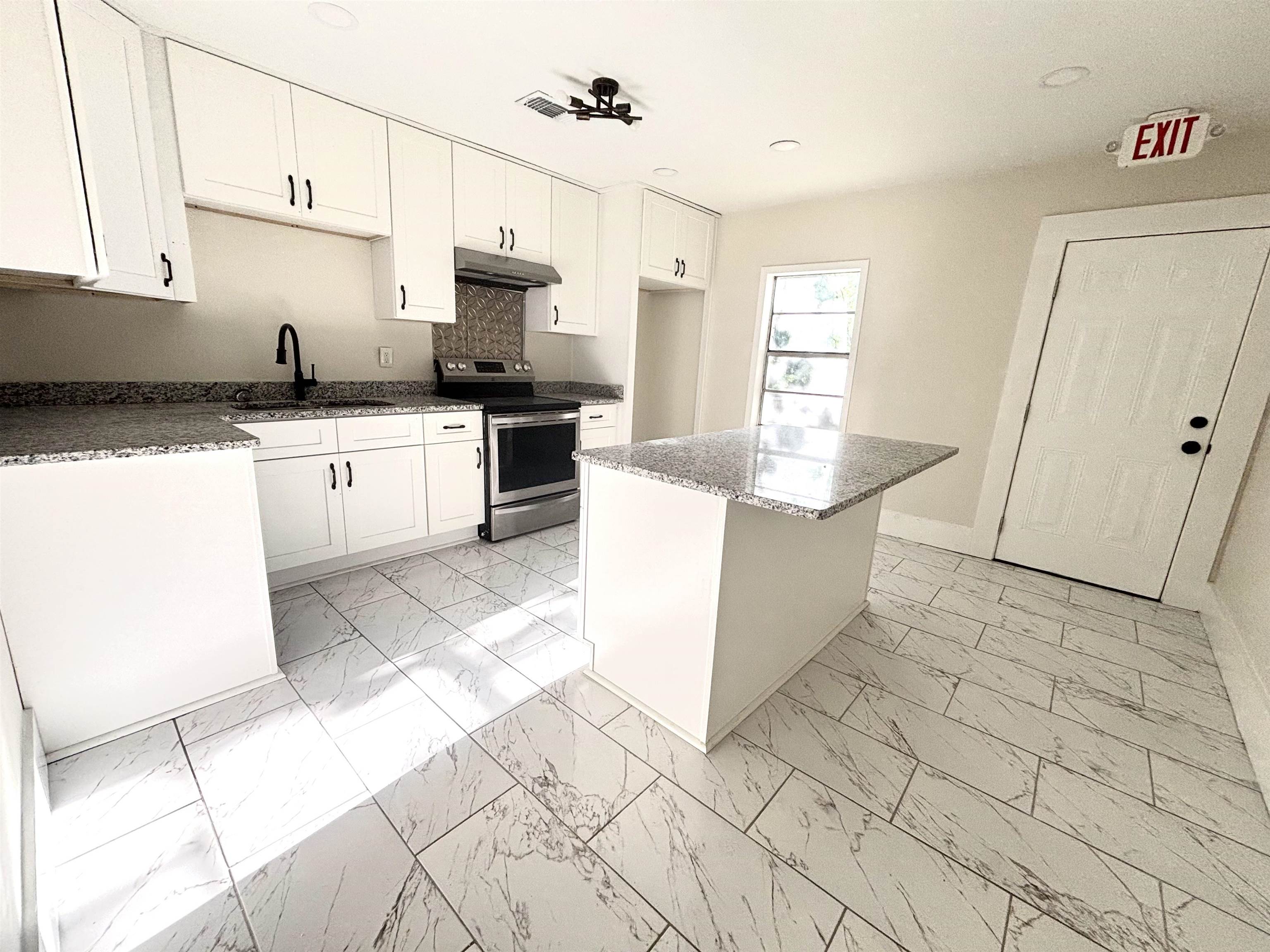 1062 Rozelle St Property Photo 4