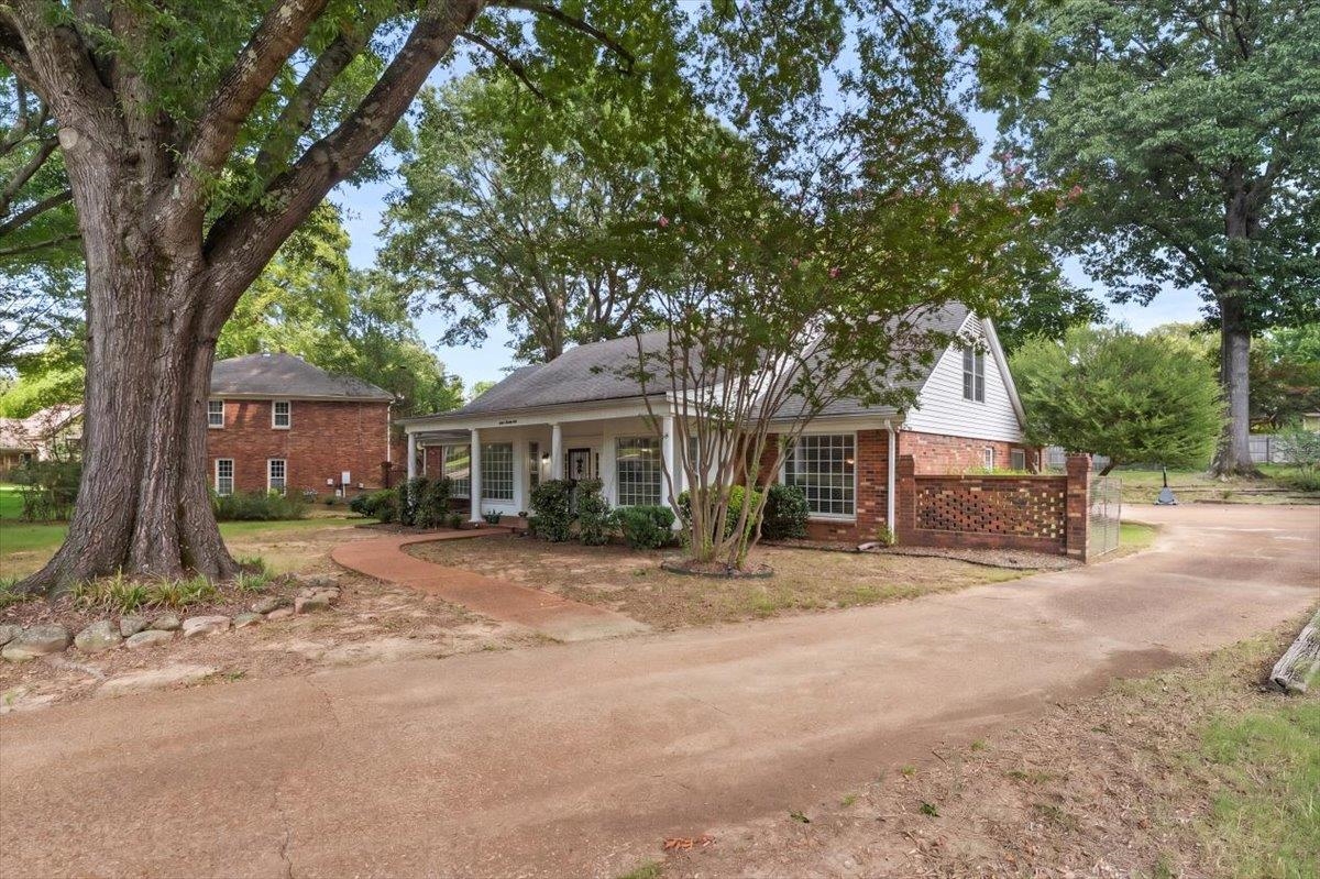 1528 Eastridge Dr Property Photo 3