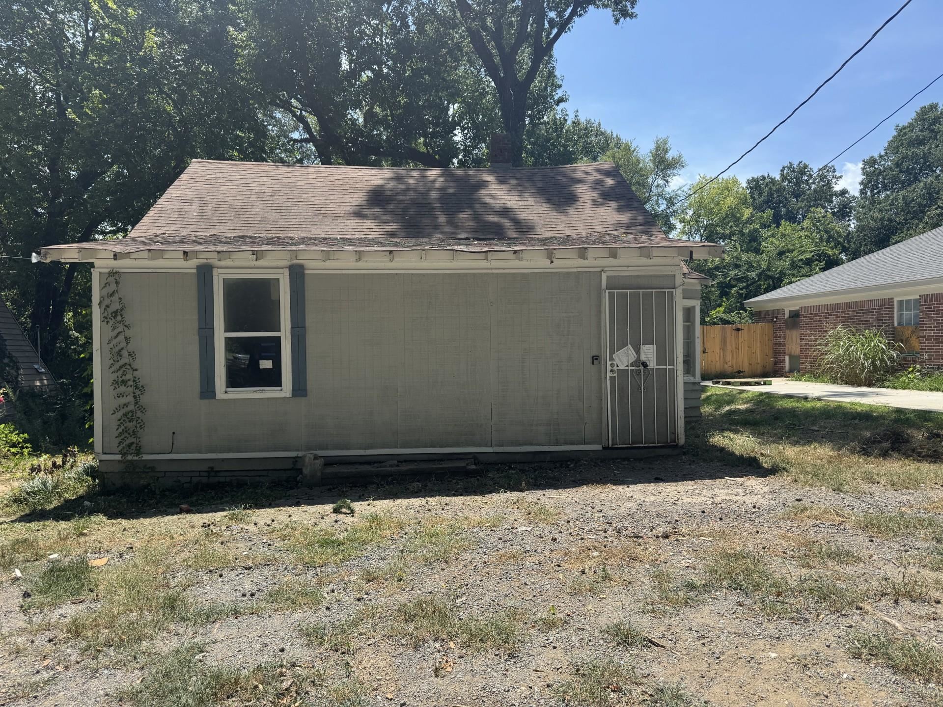 1829 The Oaks Ave Property Photo 1