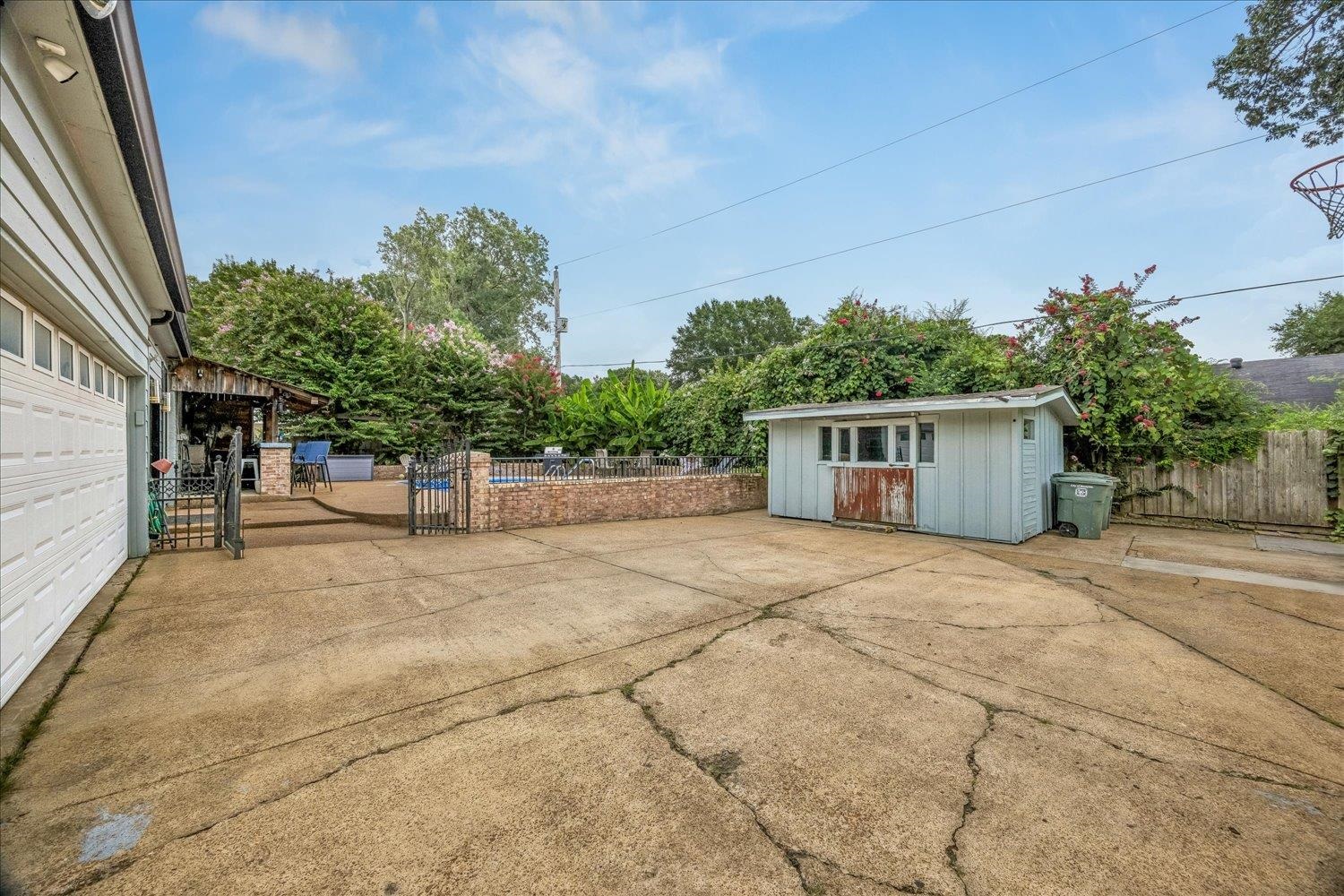 5911 Macleod Dr Property Photo 27