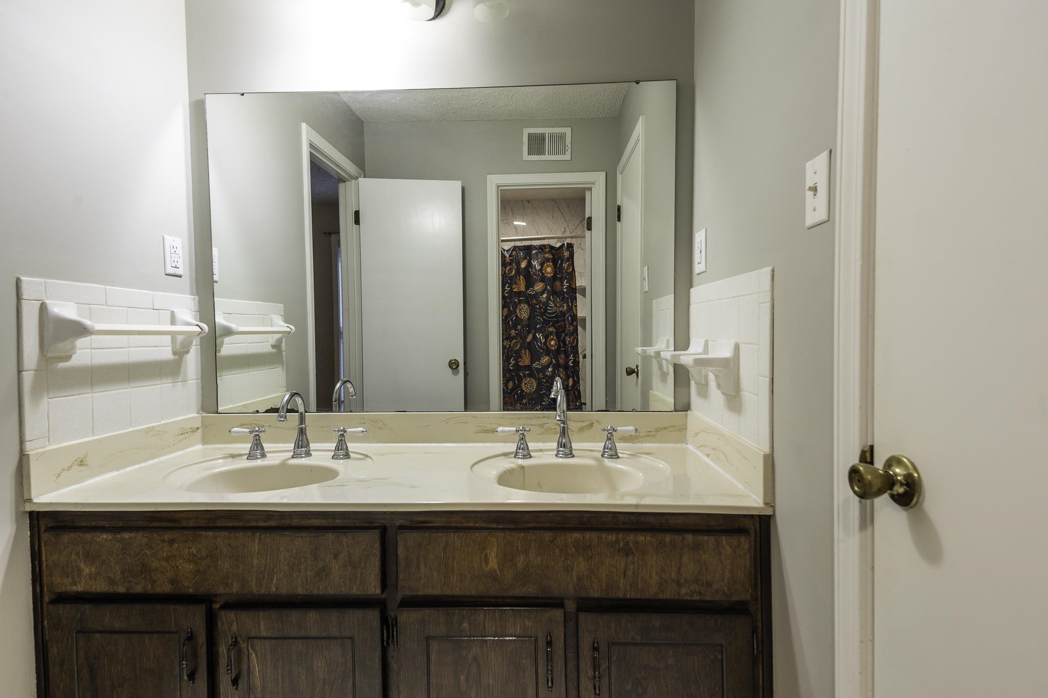 2954 Crowell St Property Photo 12