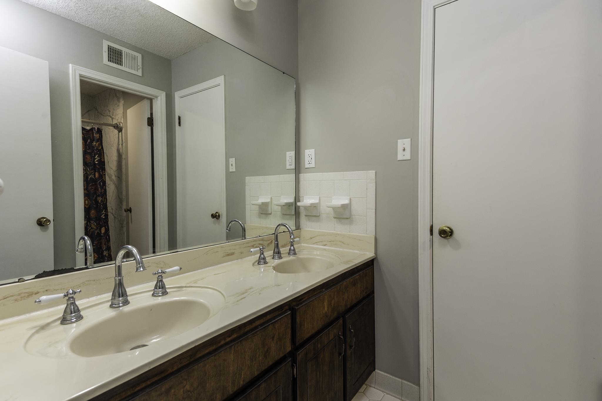 2954 Crowell St Property Photo 13
