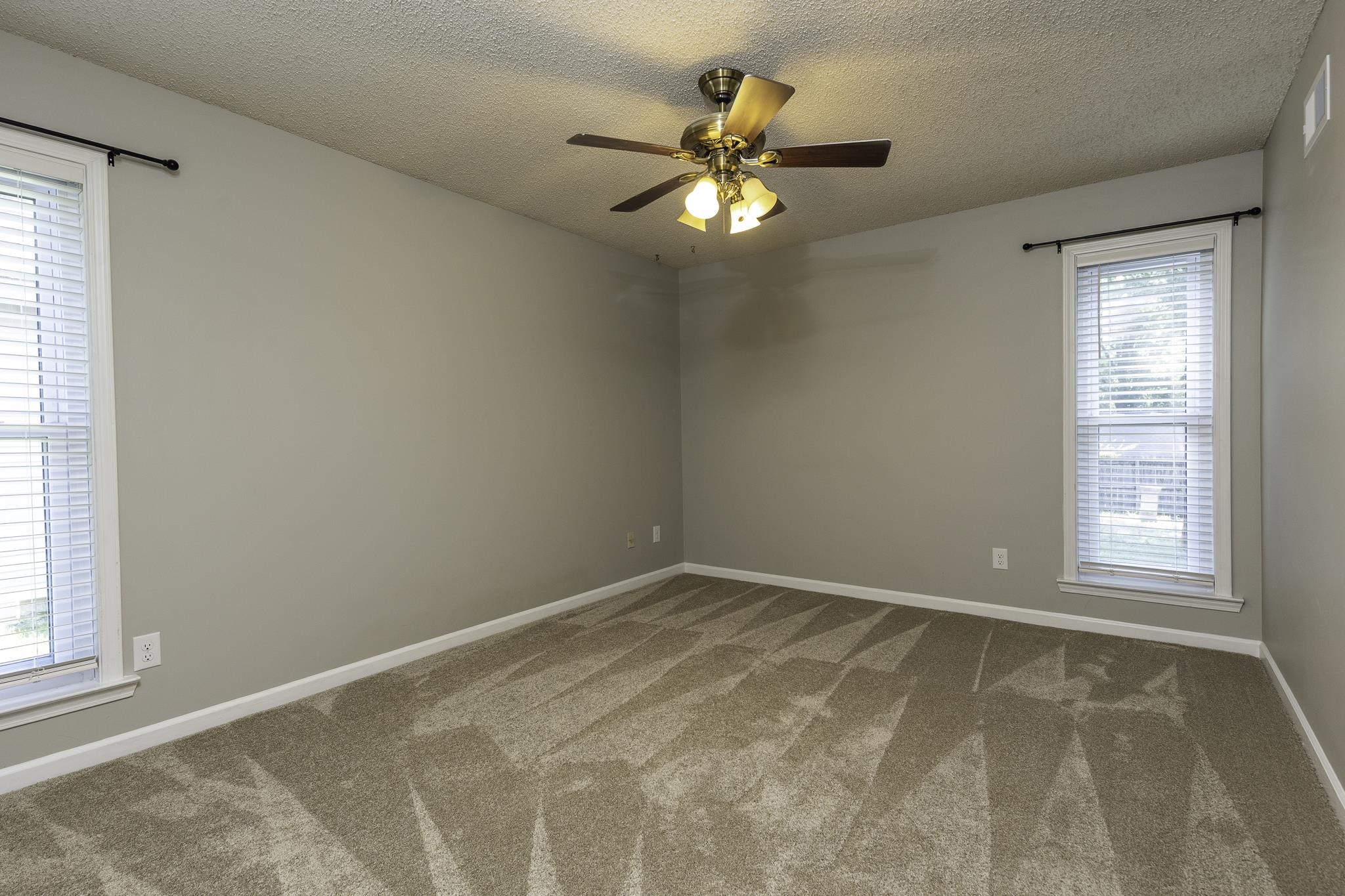 2954 Crowell St Property Photo 17