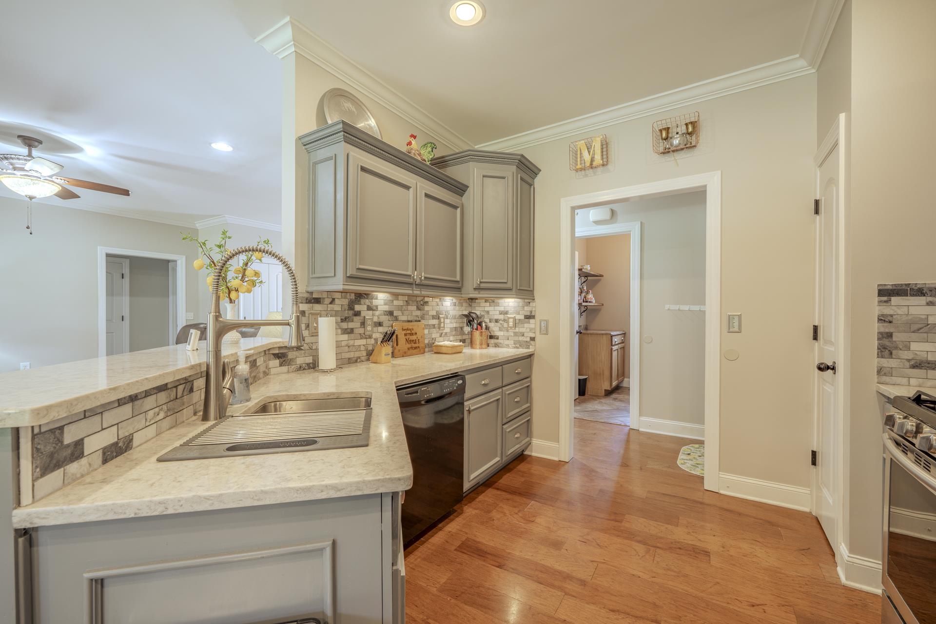 625 Twelve Oaks Dr Property Photo 3