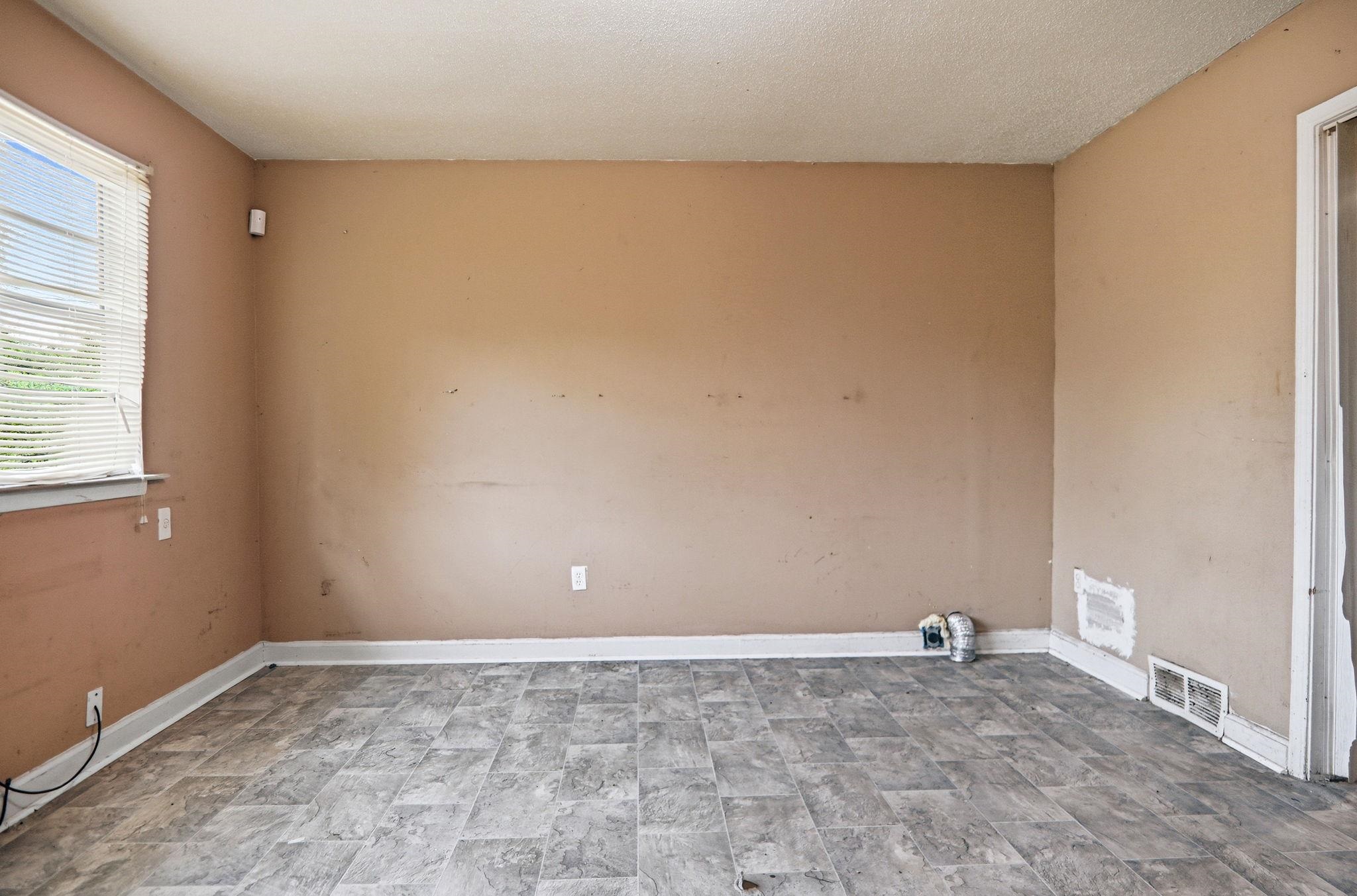 727 Western Park Dr Property Photo 3