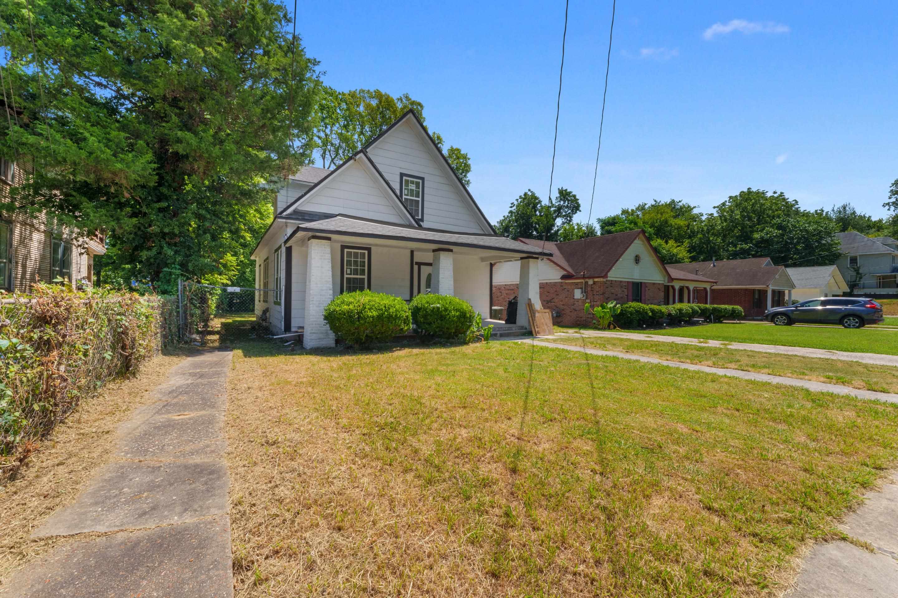 946 Roland St Property Photo 3
