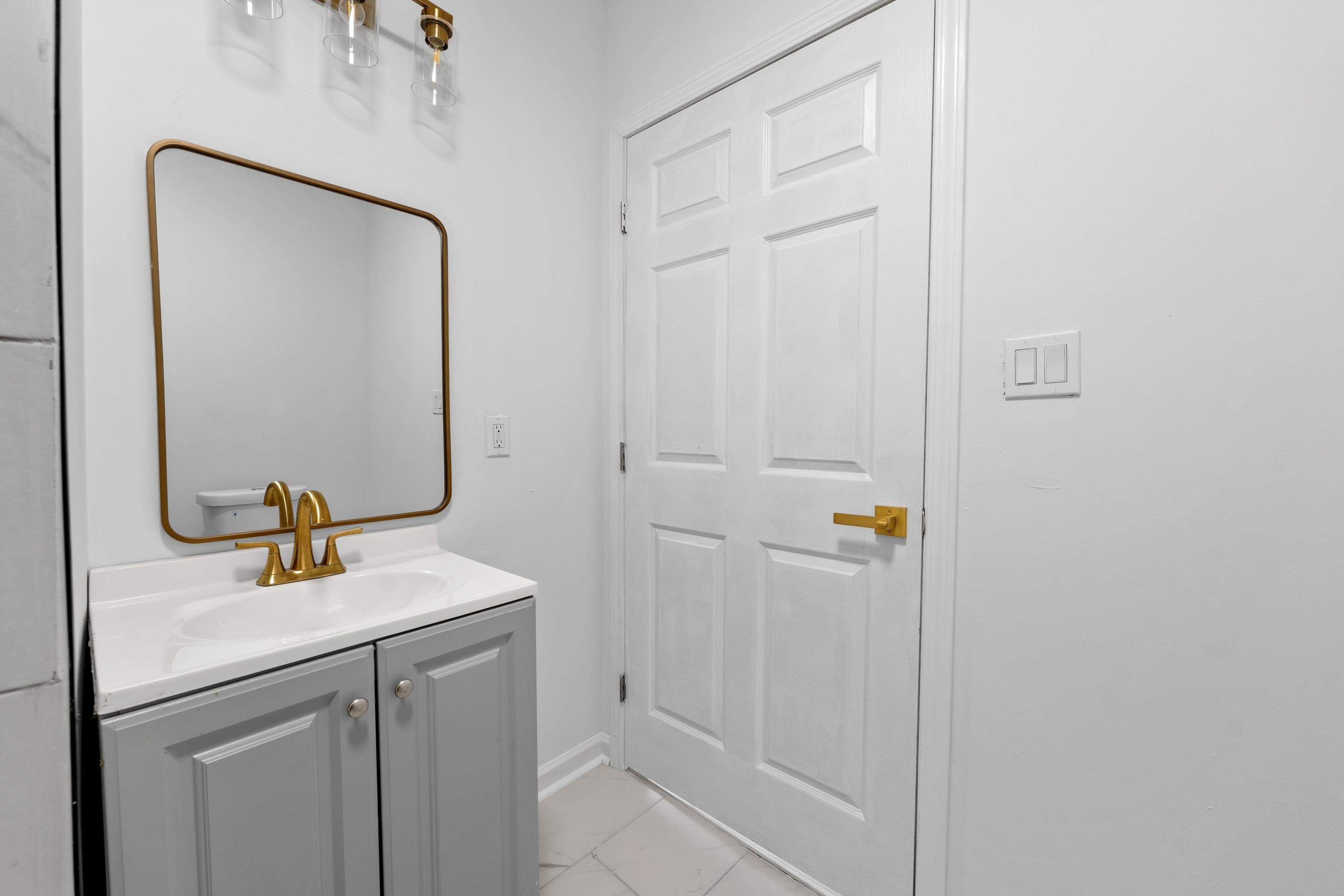 946 Roland St Property Photo 8