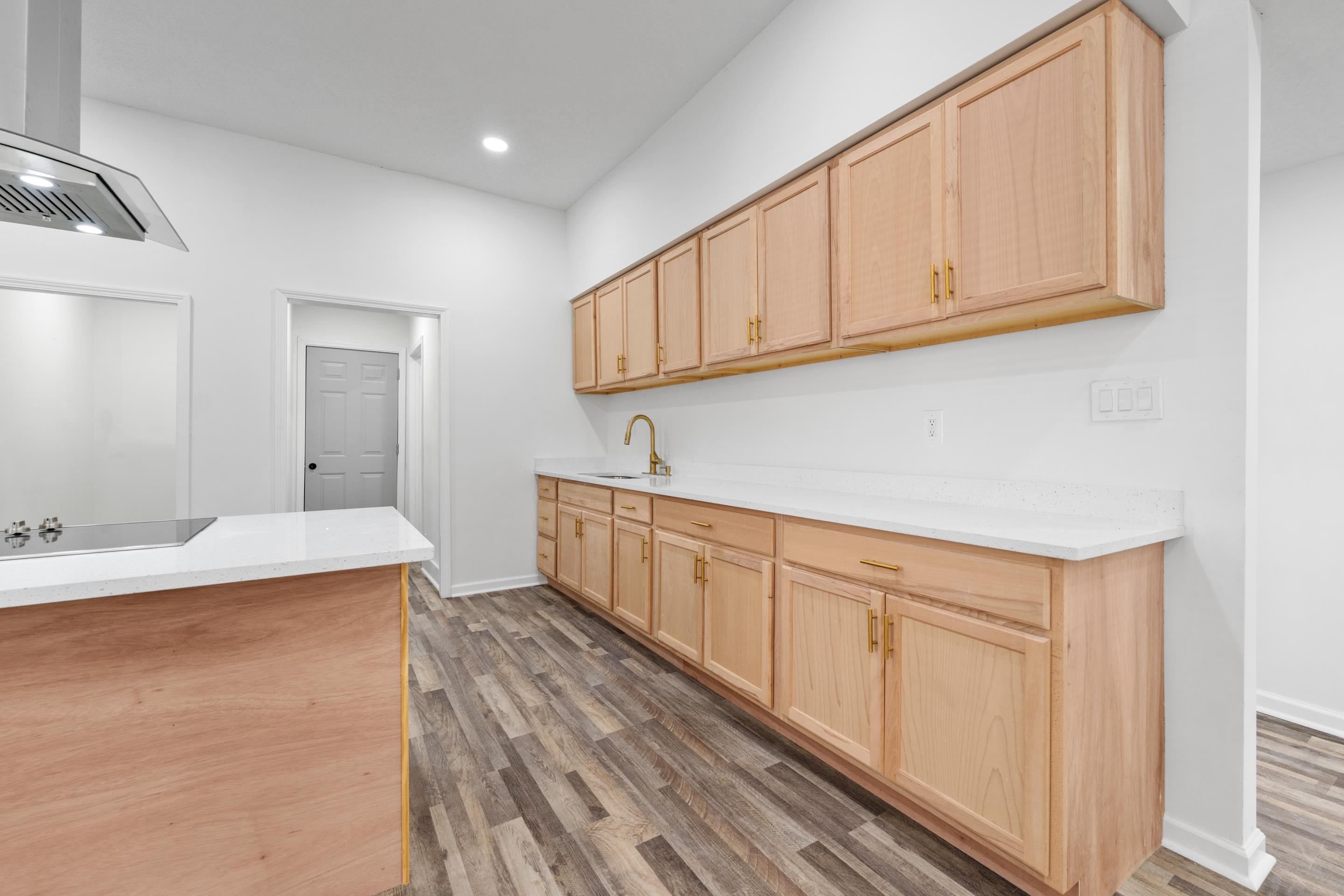 946 Roland St Property Photo 10