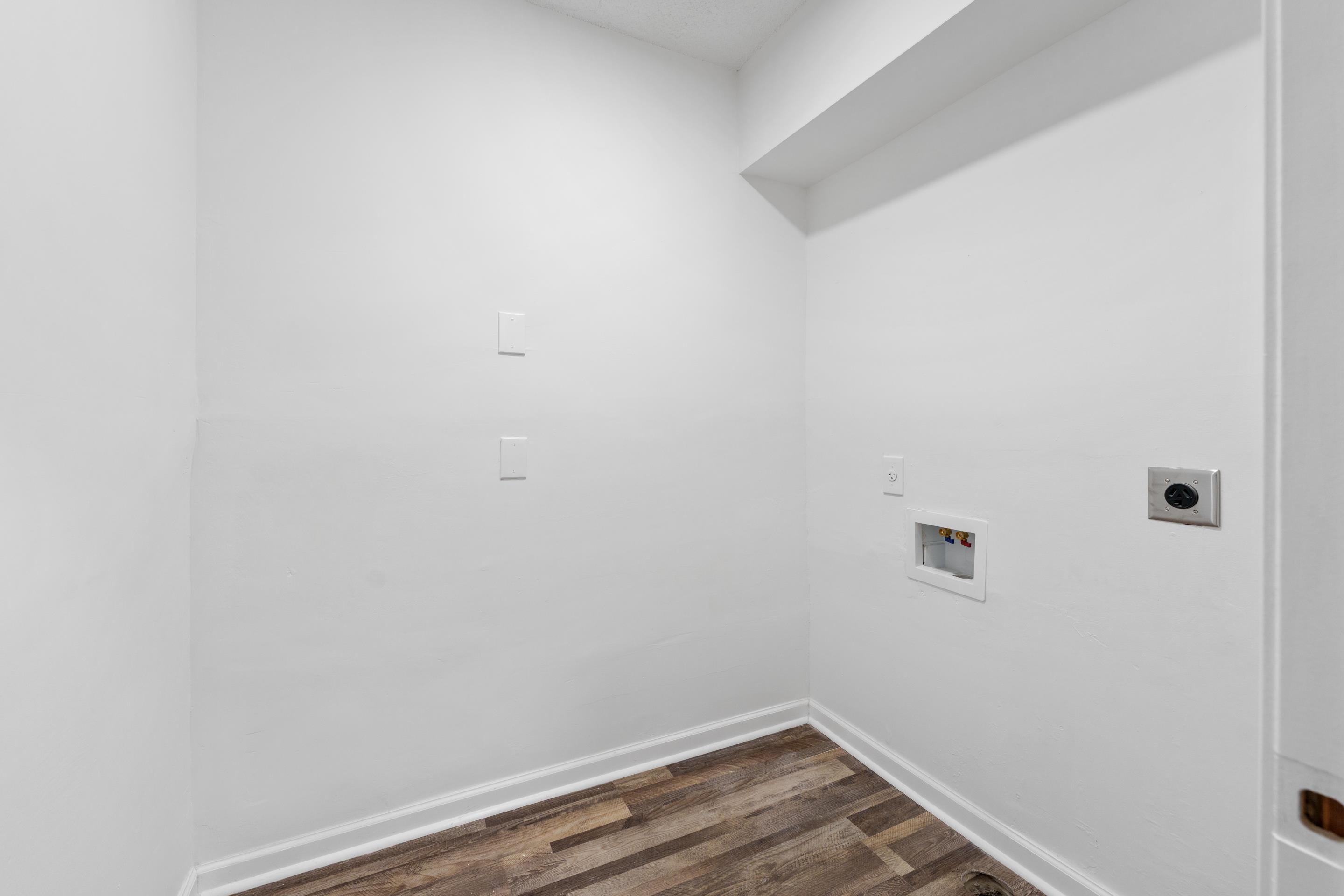 946 Roland St Property Photo 12