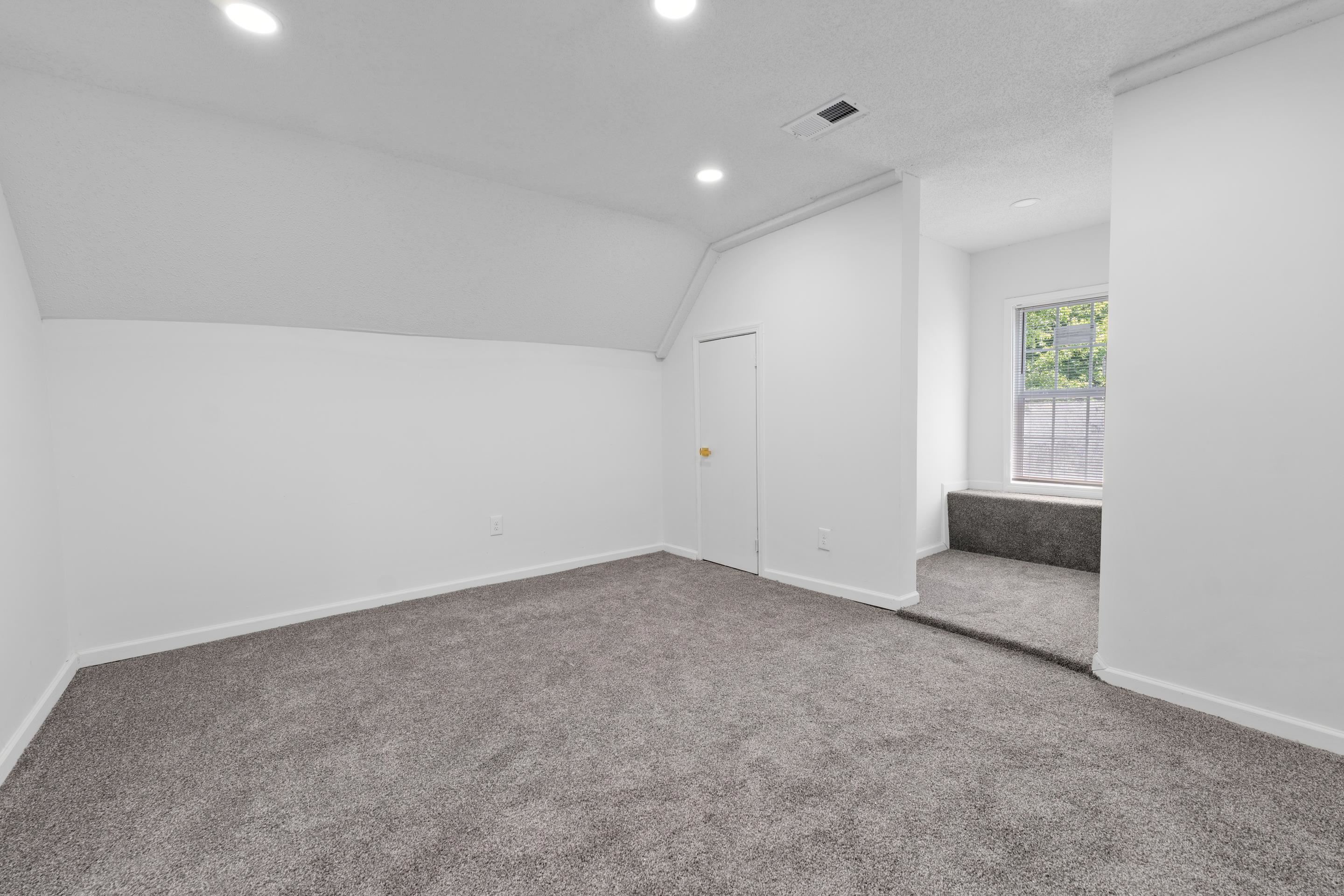 946 Roland St Property Photo 21