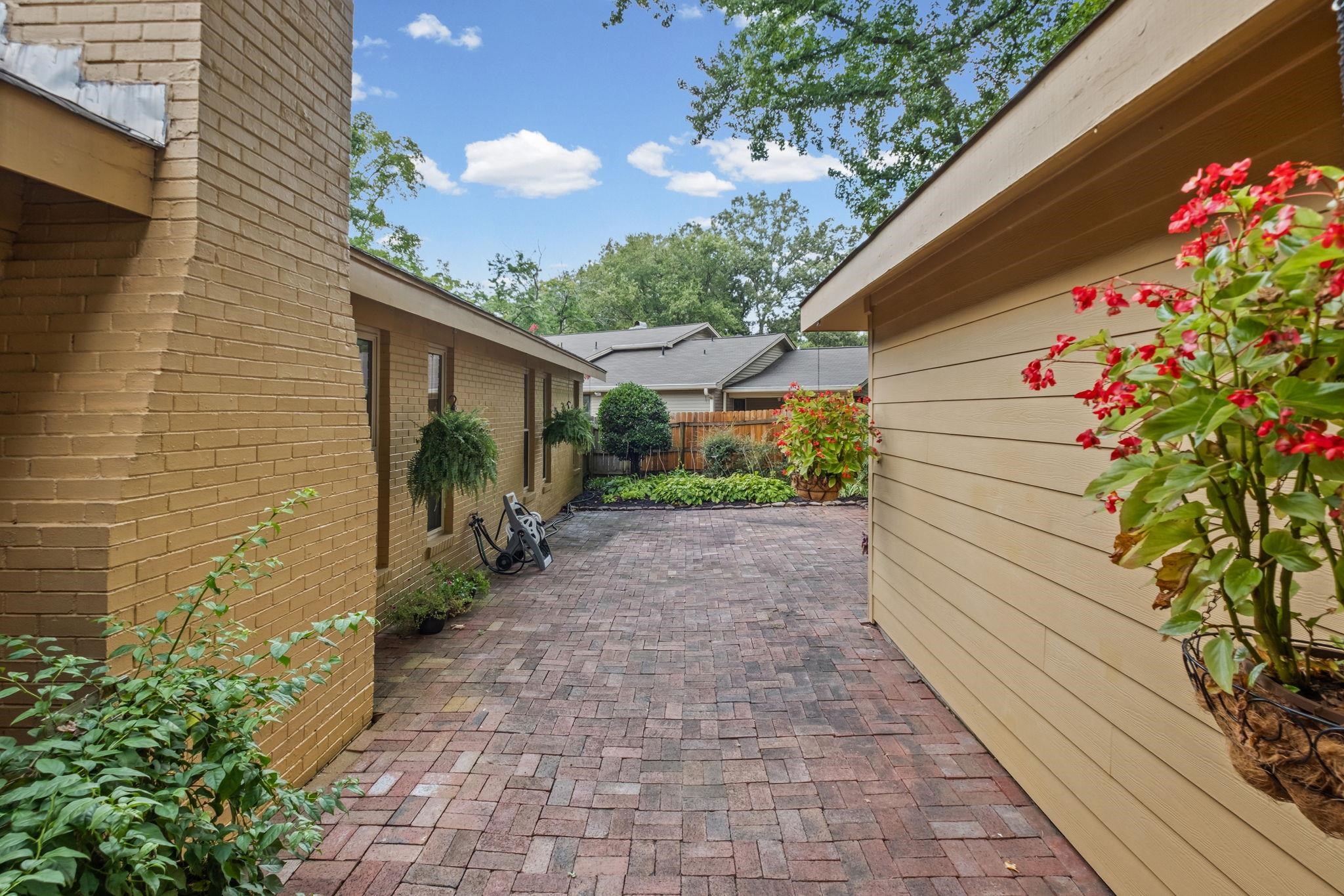2174 Montego Dr Property Photo 32