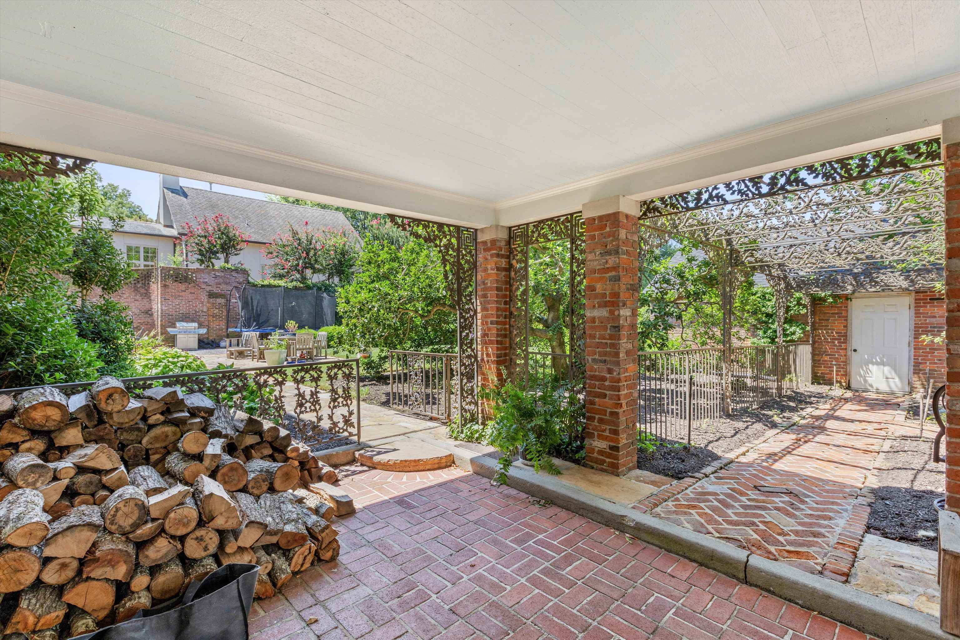 319 Goodwyn St Property Photo 34