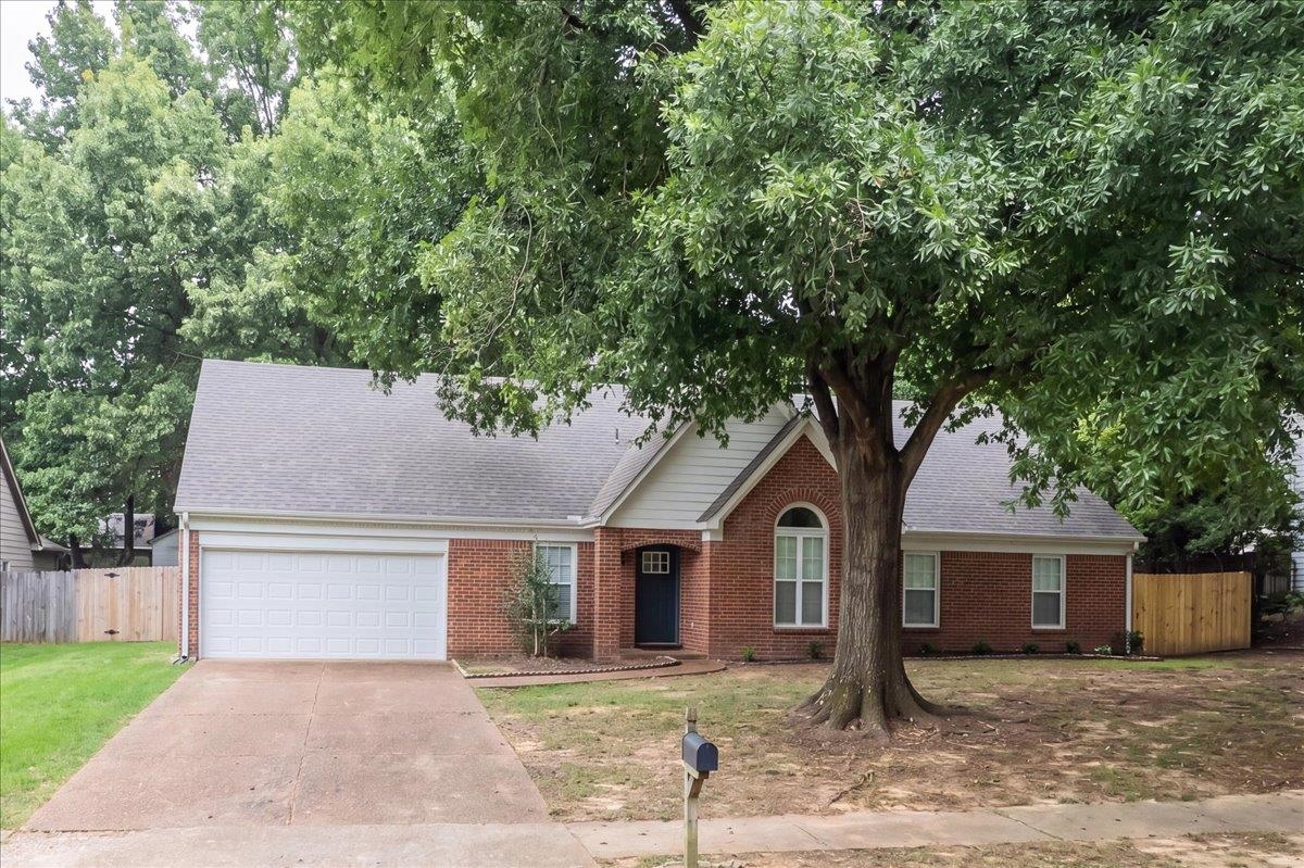 978 HUNTERS POINT DR Property Photo 1