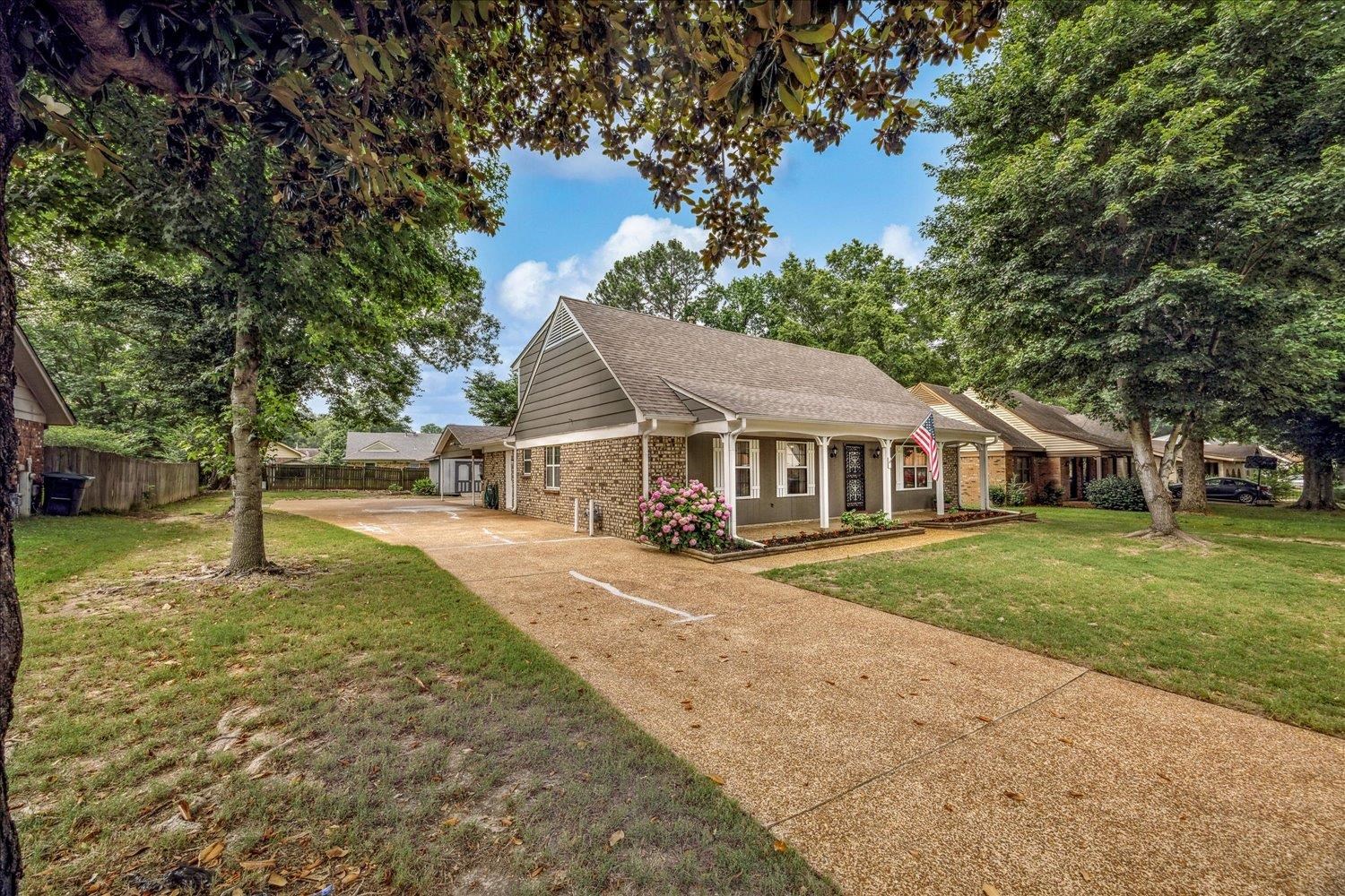 5743 Robin Hop Dr Property Photo 3