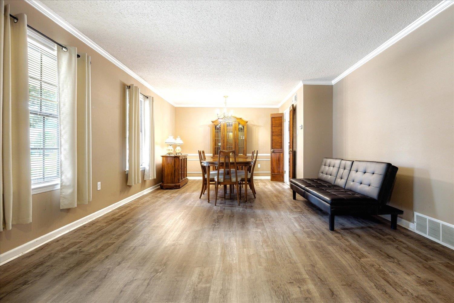 5743 Robin Hop Dr Property Photo 8
