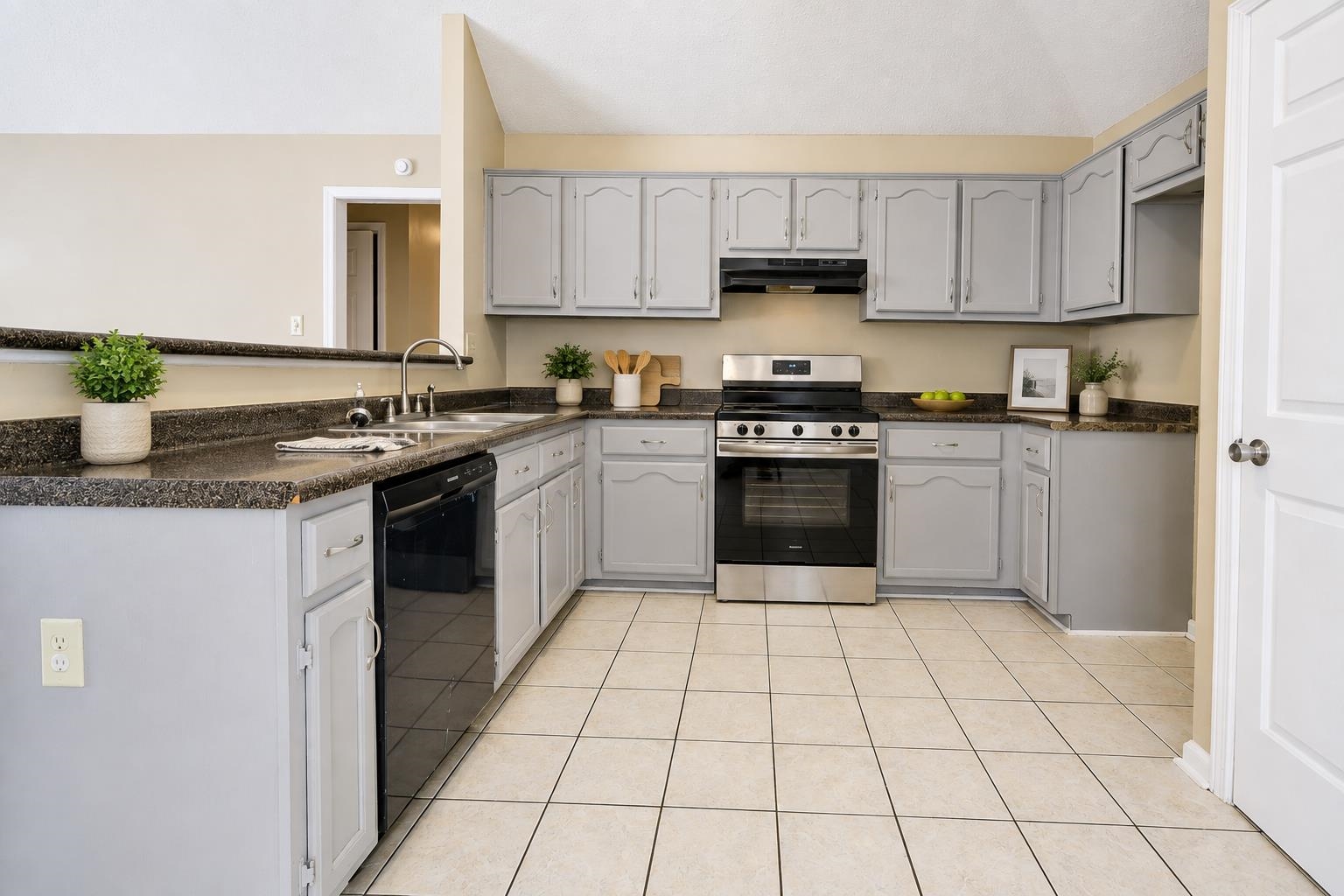 6878 Brady Hill Dr Property Photo 6