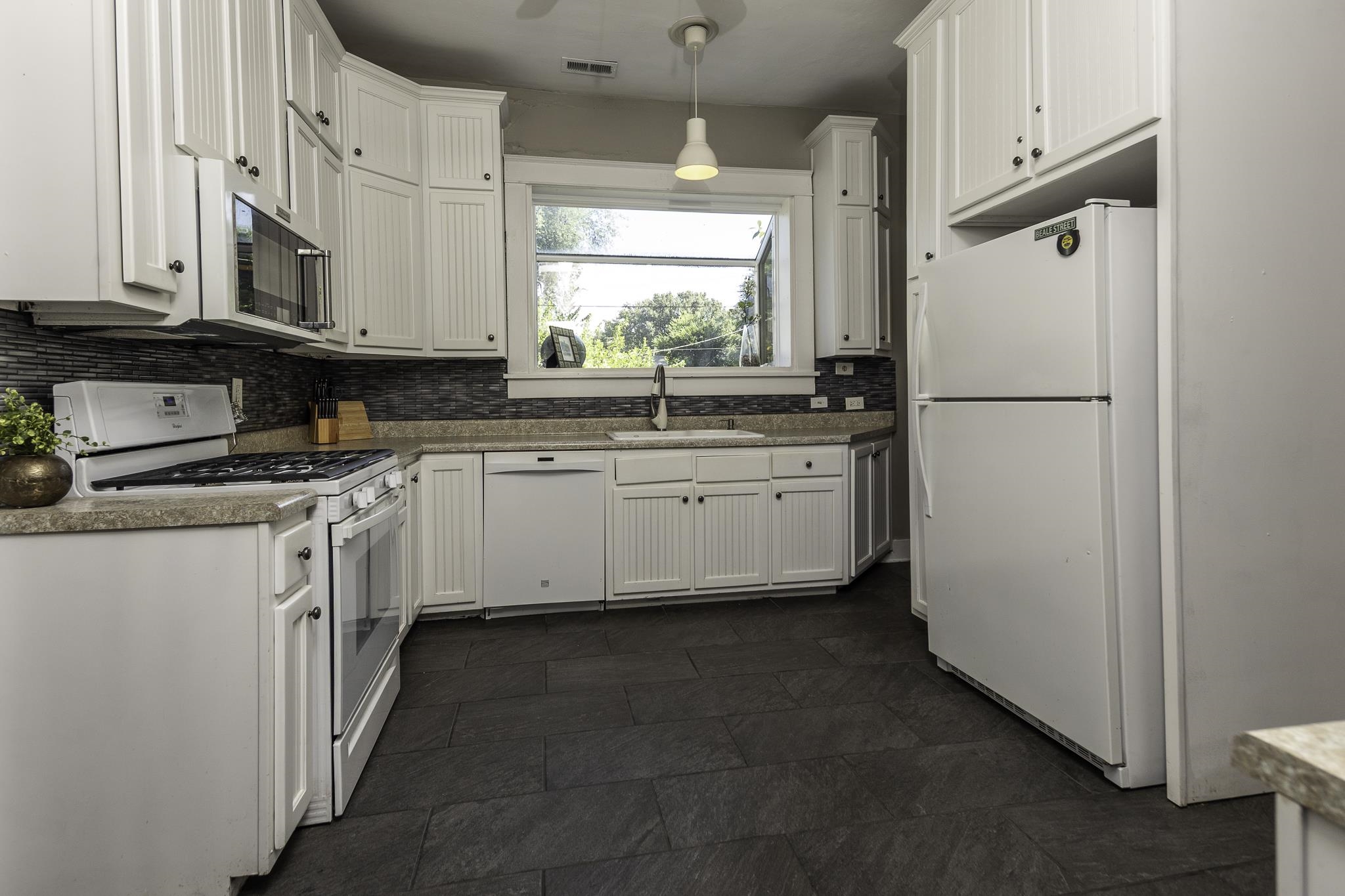 924 Meda St Property Photo 8