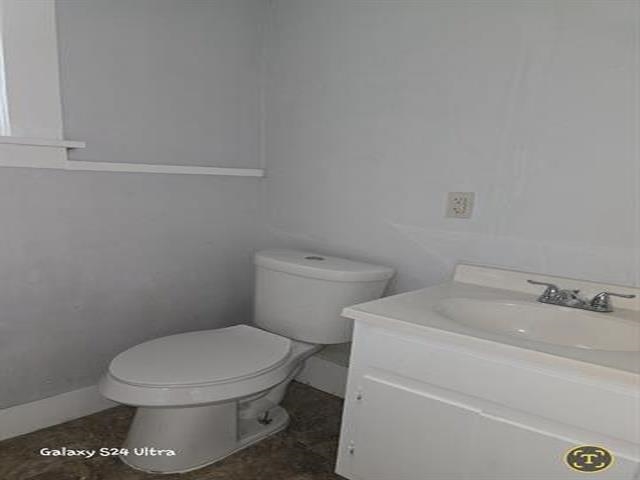1184 Saxon Ave Property Photo 6