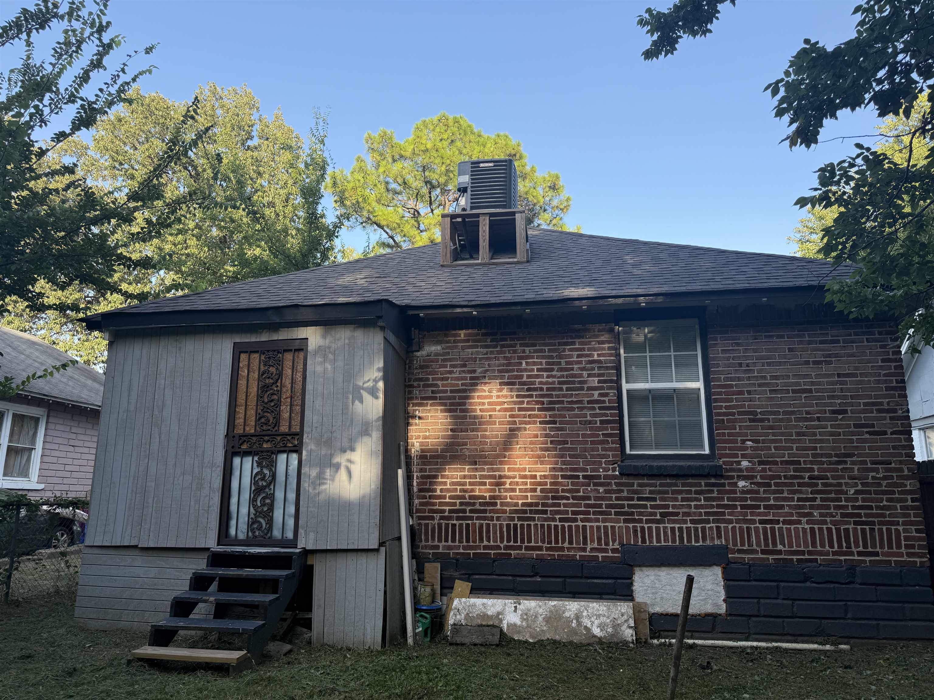 1043 Pearce St Property Photo 2