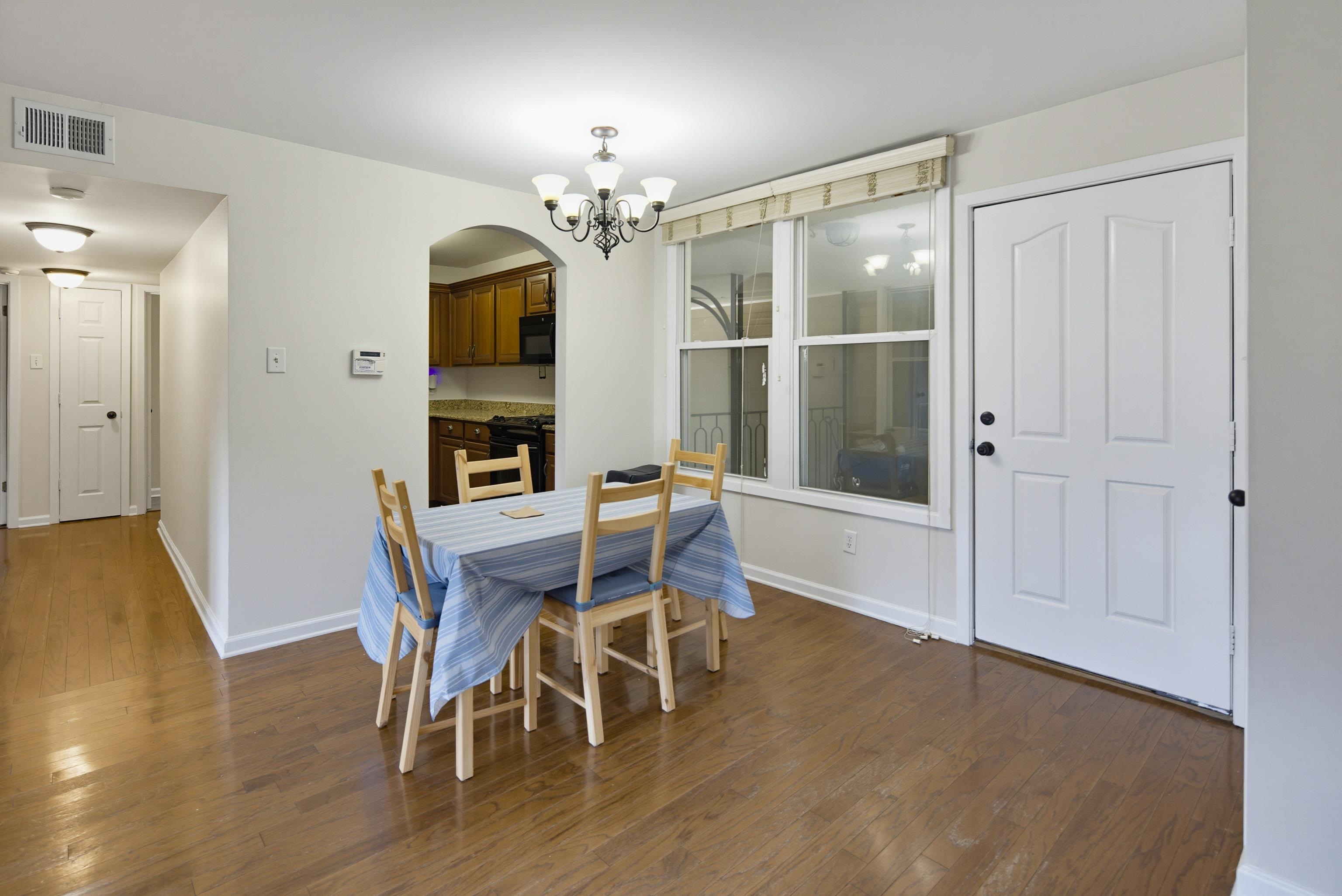 220 S Mclean Blvd 8 Property Photo 6