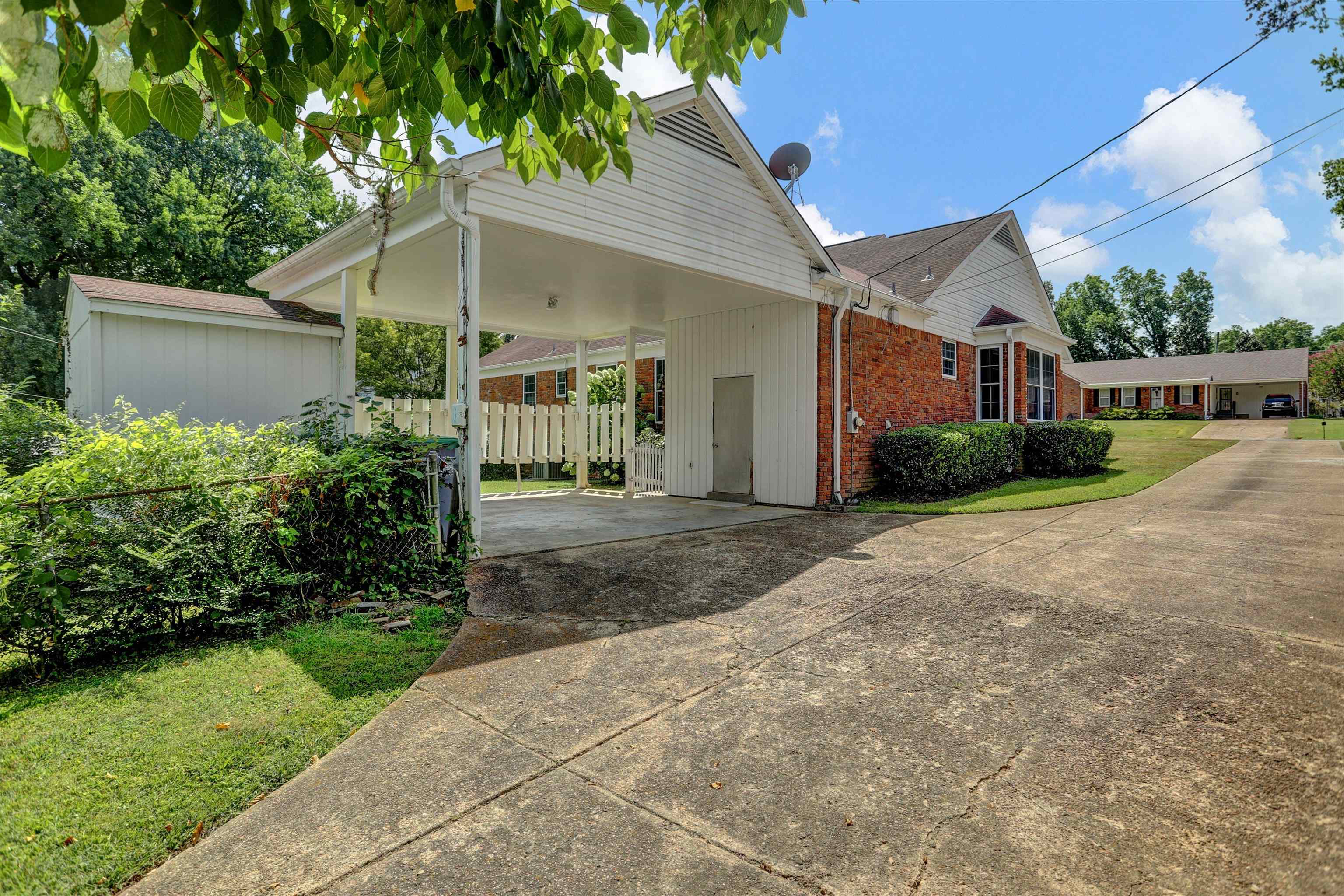 4570 Craigmont Dr Property Photo 4