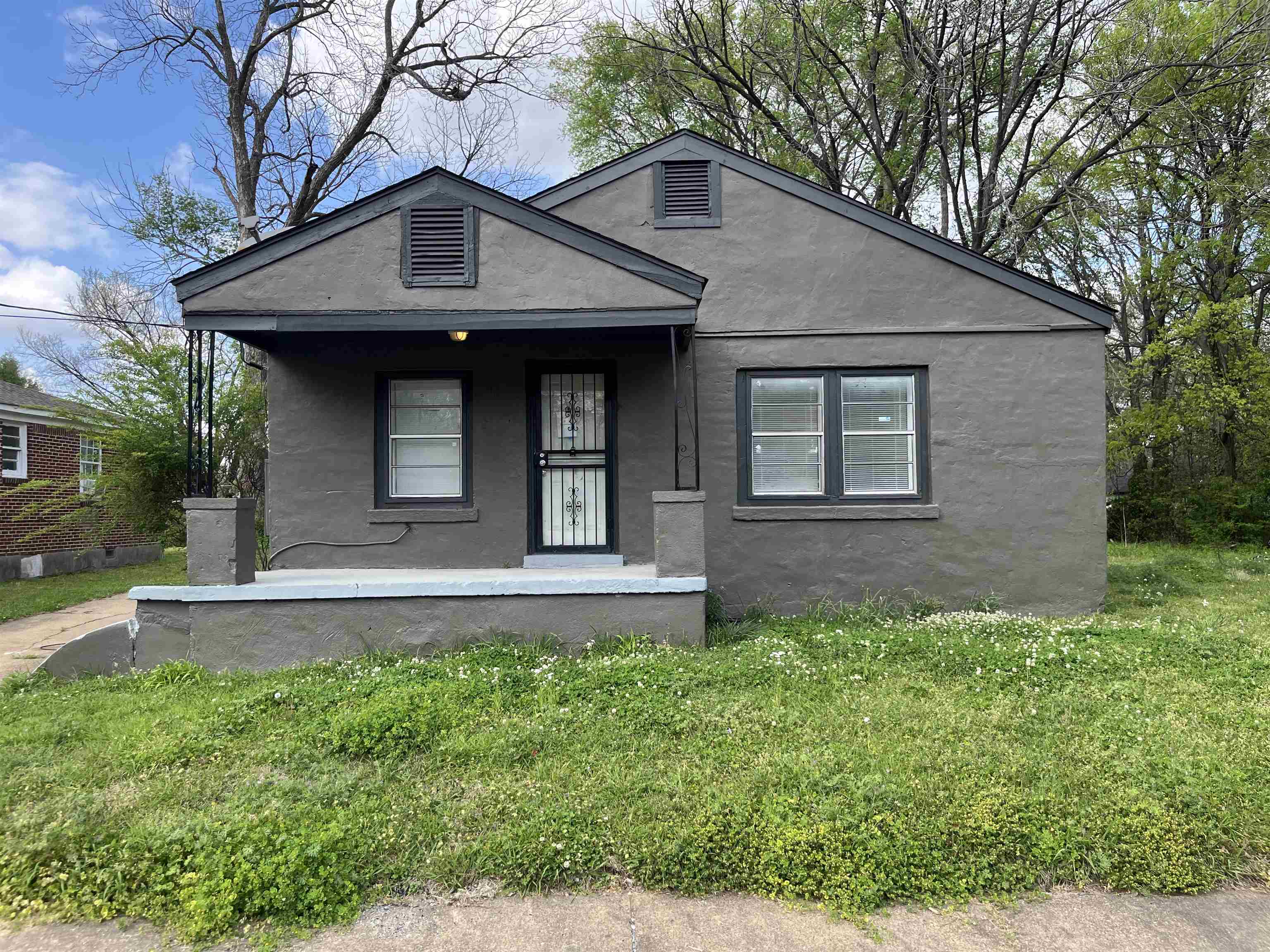 90 E TRIGG AVE Property Photo 1
