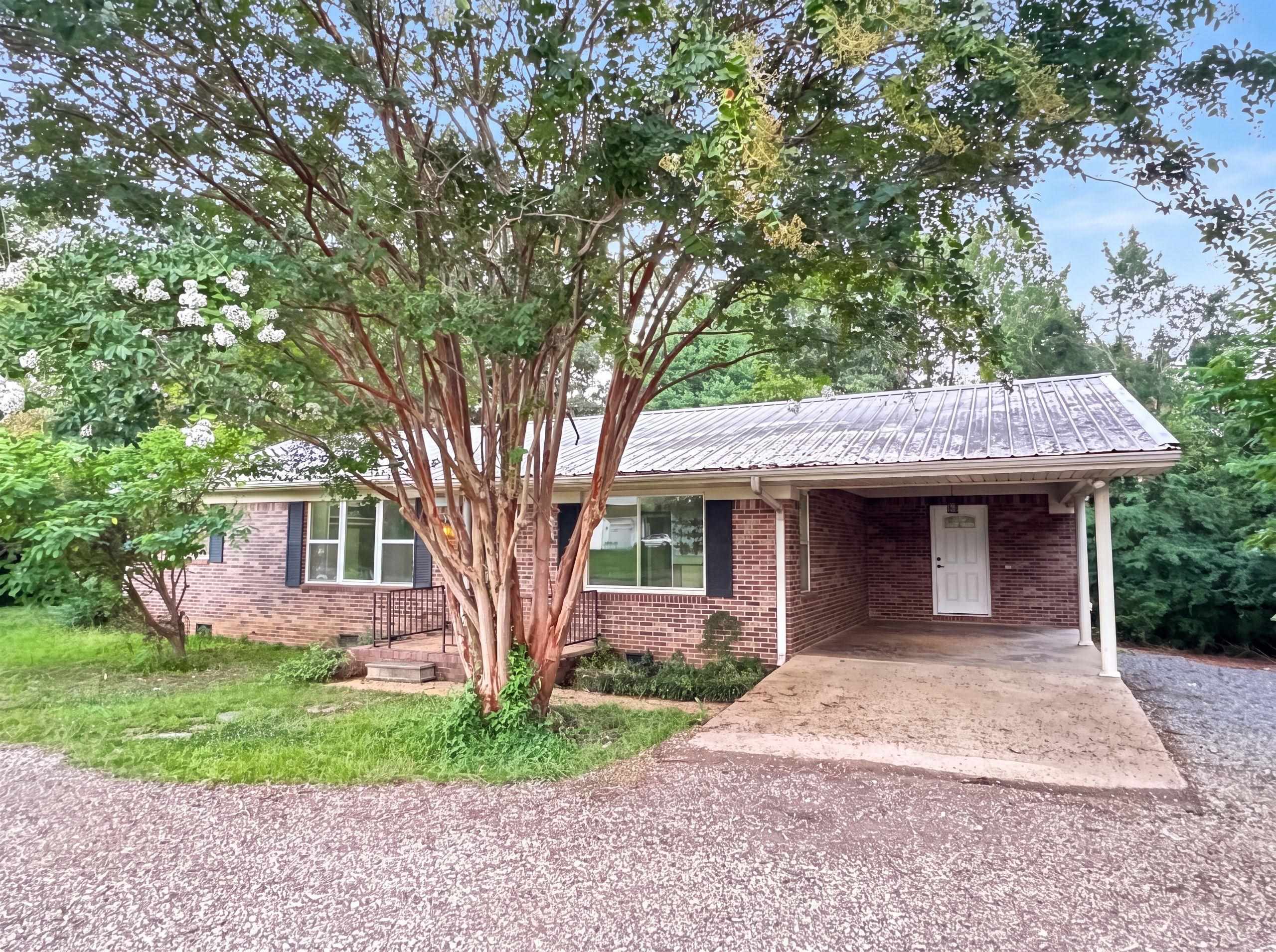 422 W Main Rd Property Photo 1