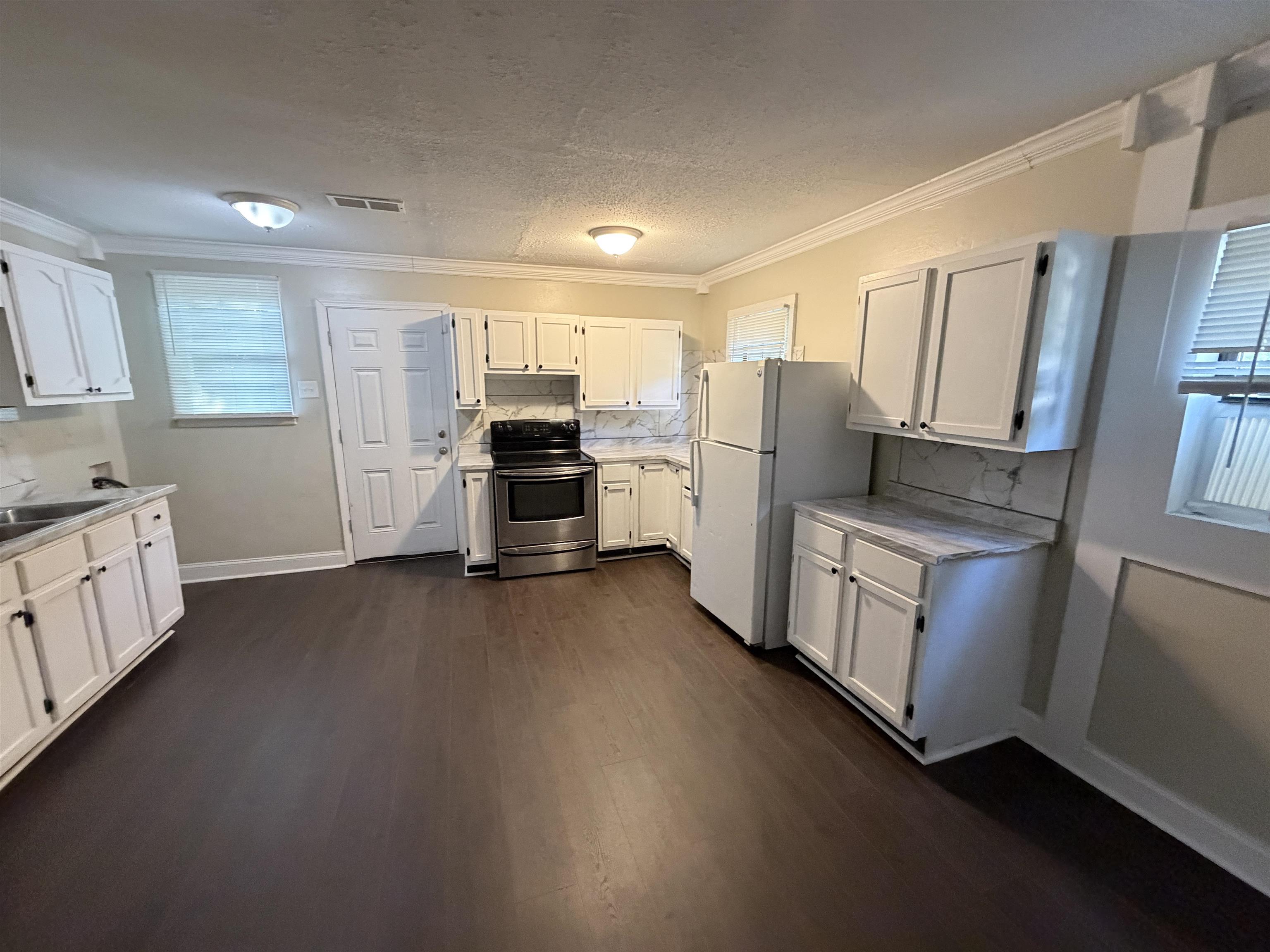 1654 Ely St Property Photo 8