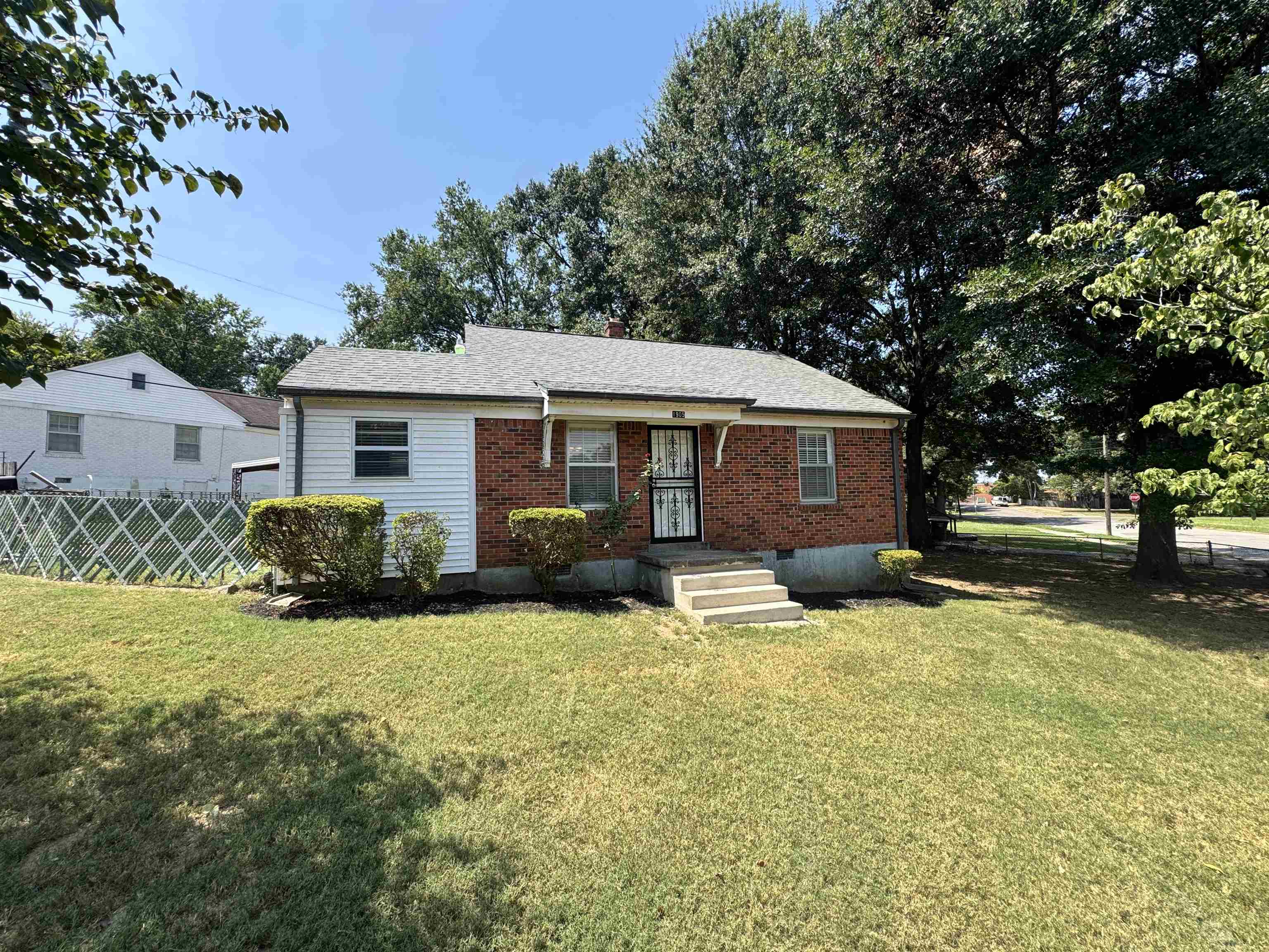 1905 Ozark St Property Photo 1