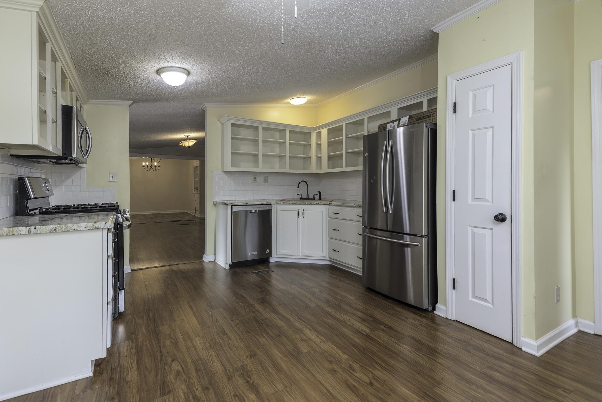 240 3rd St Property Photo 3