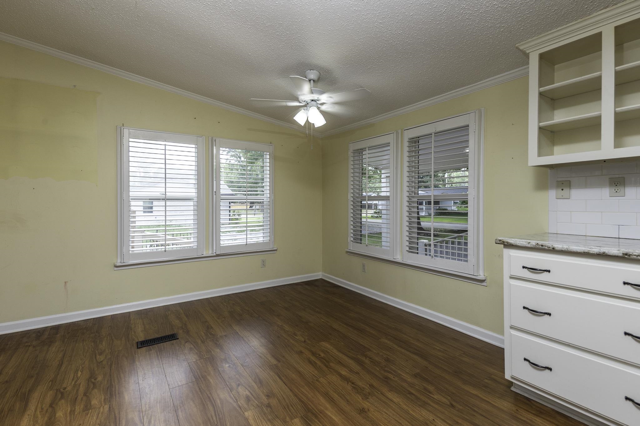 240 3rd St Property Photo 5