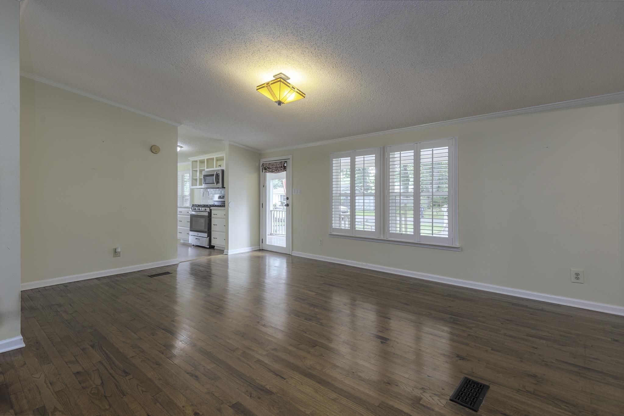 240 3rd St Property Photo 10