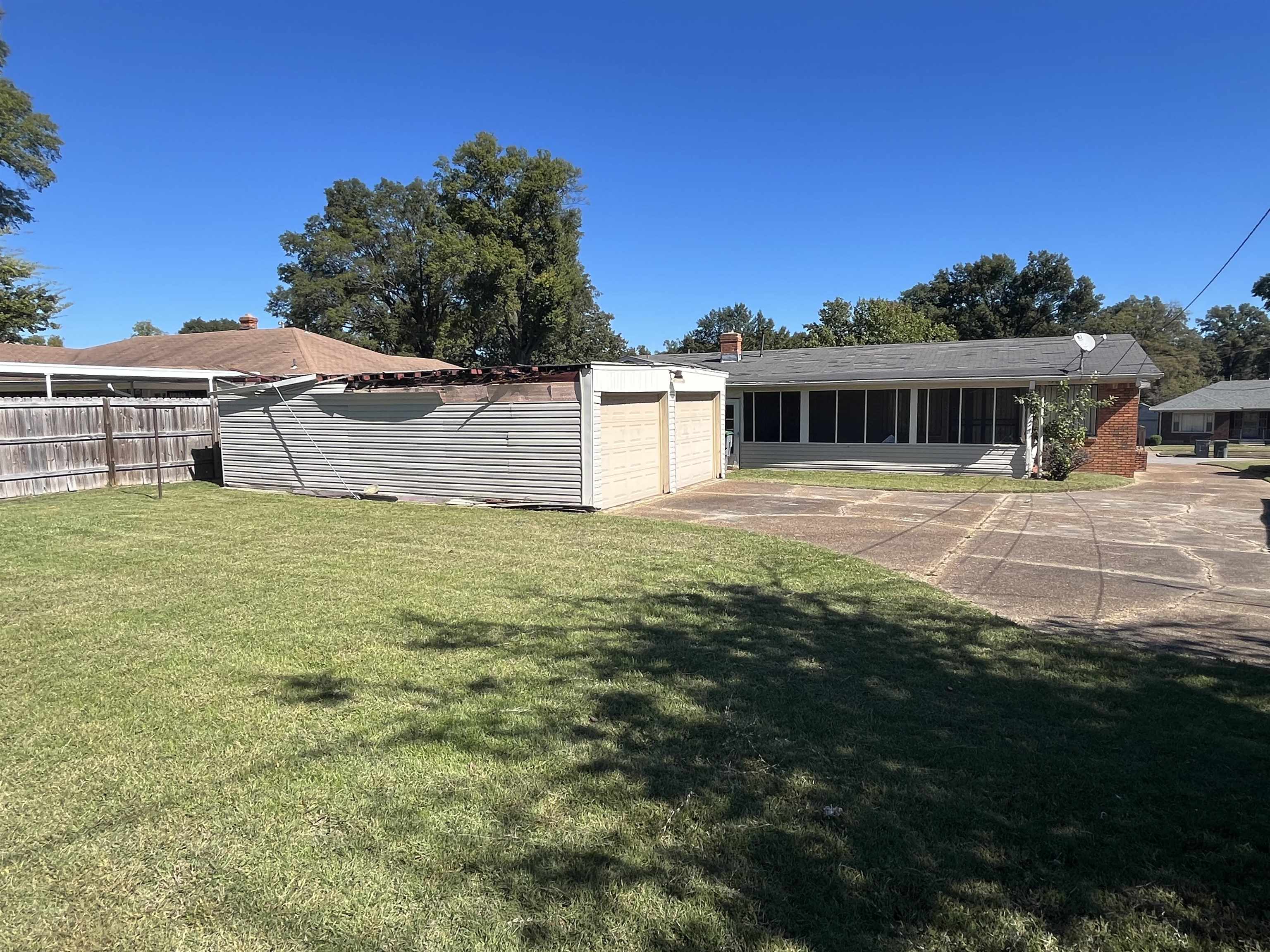 979 N Idlewild St Property Photo 4