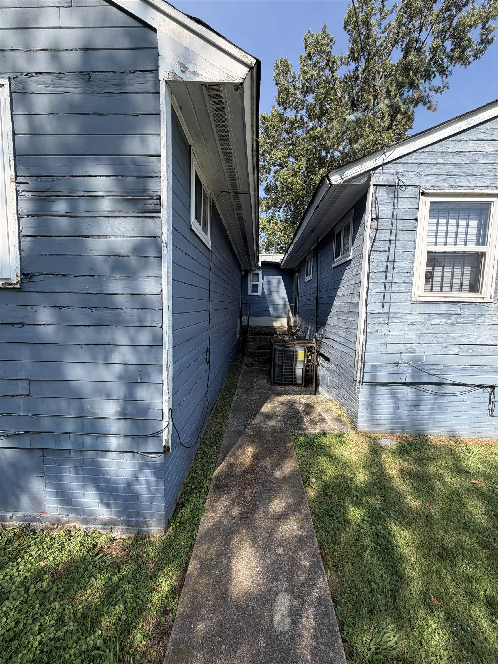 1092 N Evergreen St Property Photo 3