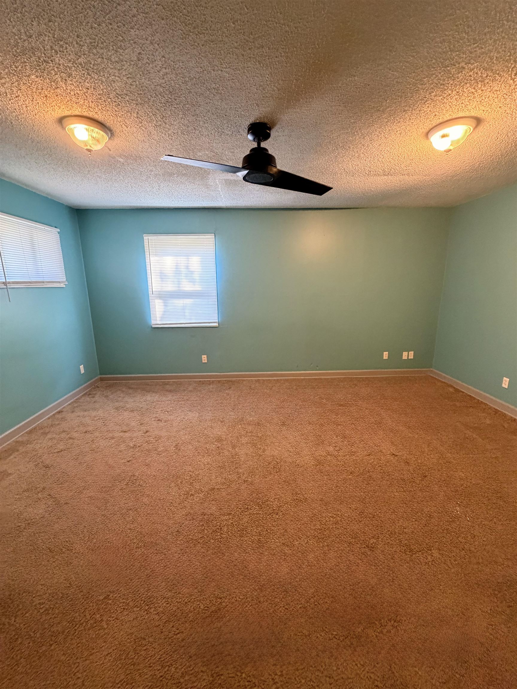 1092 N Evergreen St Property Photo 5