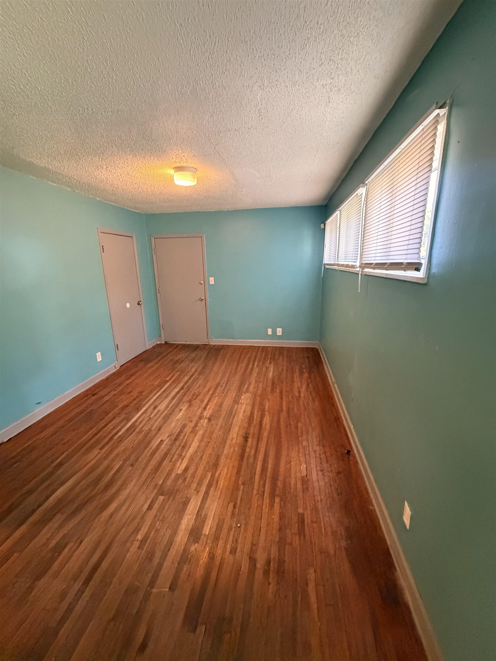 1092 N Evergreen St Property Photo 6