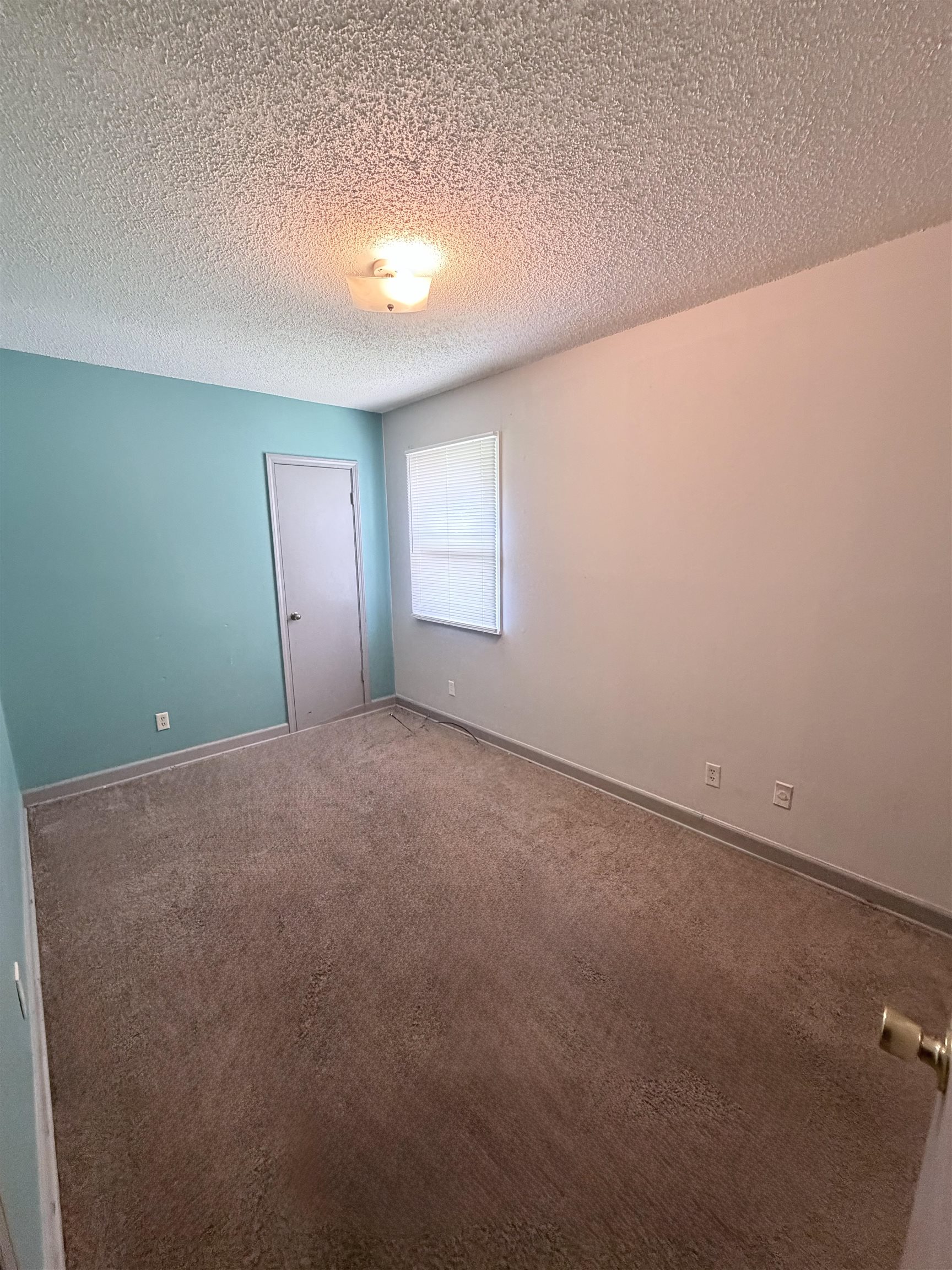 1092 N Evergreen St Property Photo 7