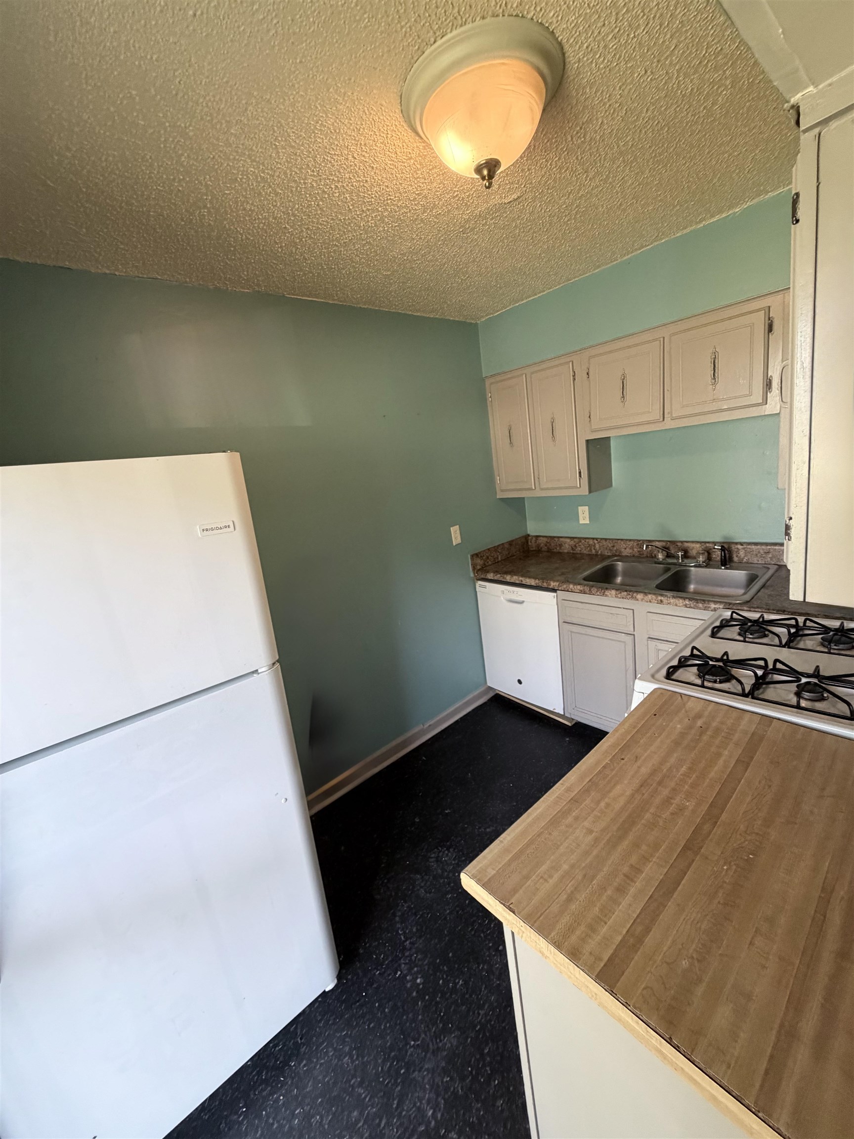 1092 N Evergreen St Property Photo 9