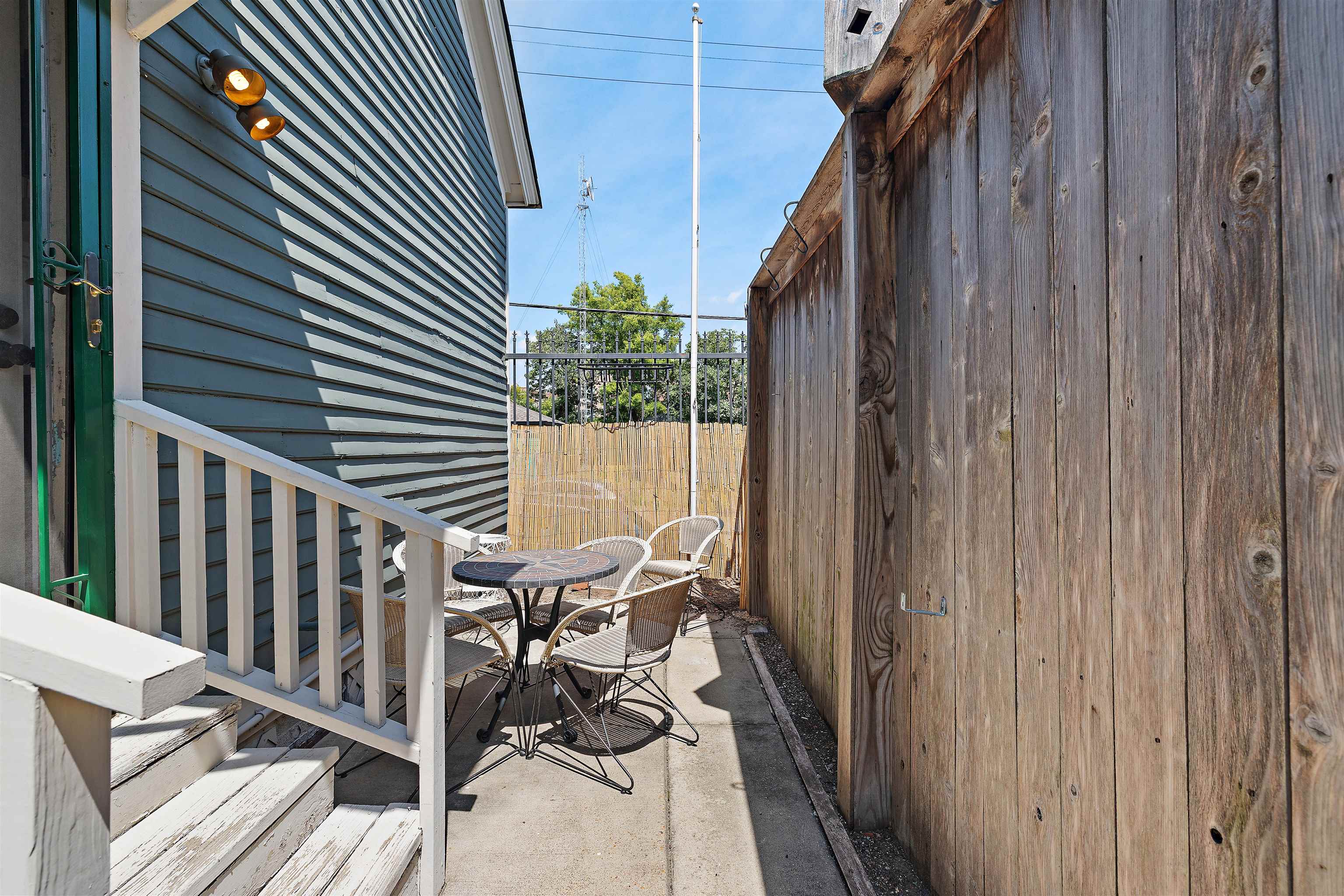 372 Mulberry St Property Photo 3