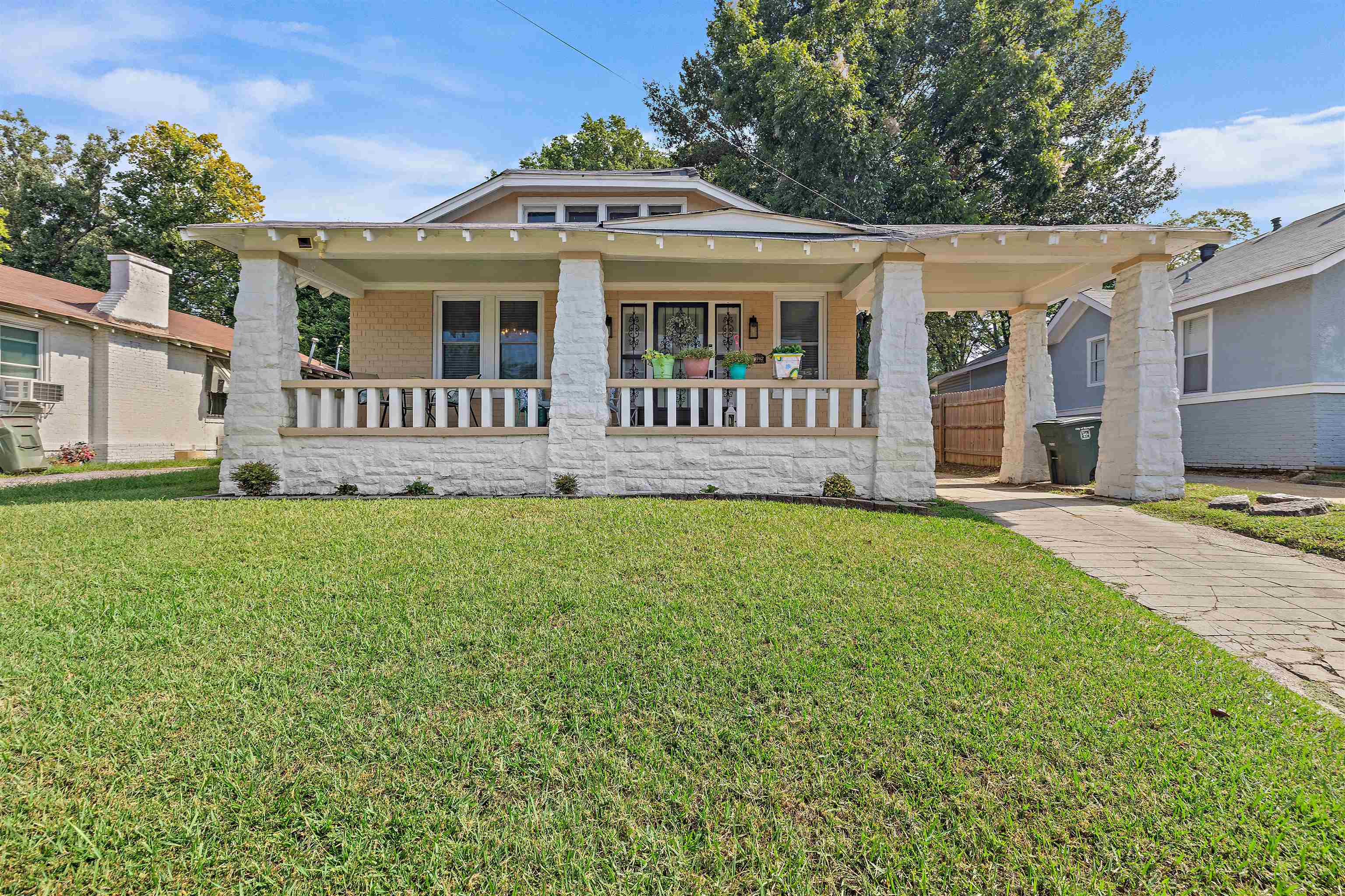 1942 LAMAR AVE Property Photo 1