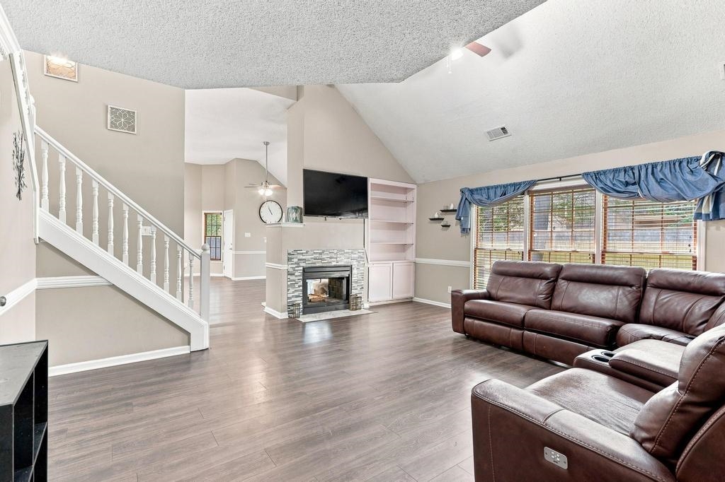 8941 Hickory Trail Dr Property Photo 4