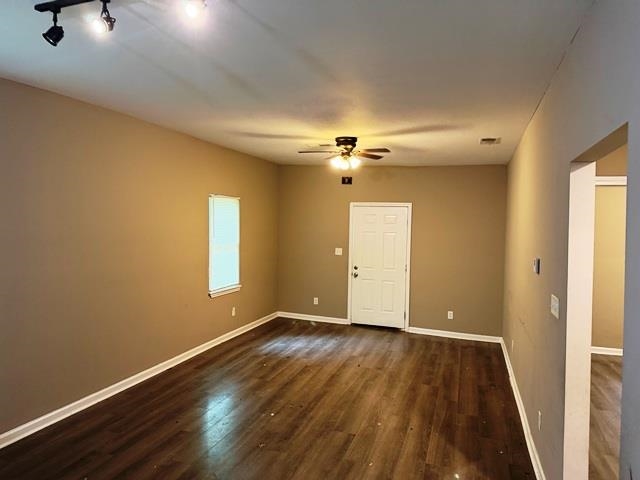 1037 Kyle St Property Photo 3