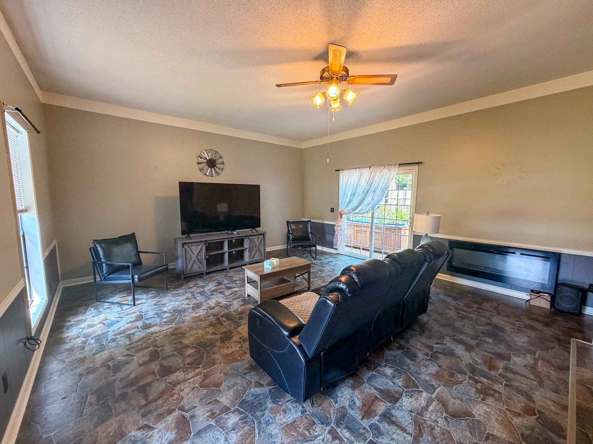 1580 Magnolia Cir Property Photo 2