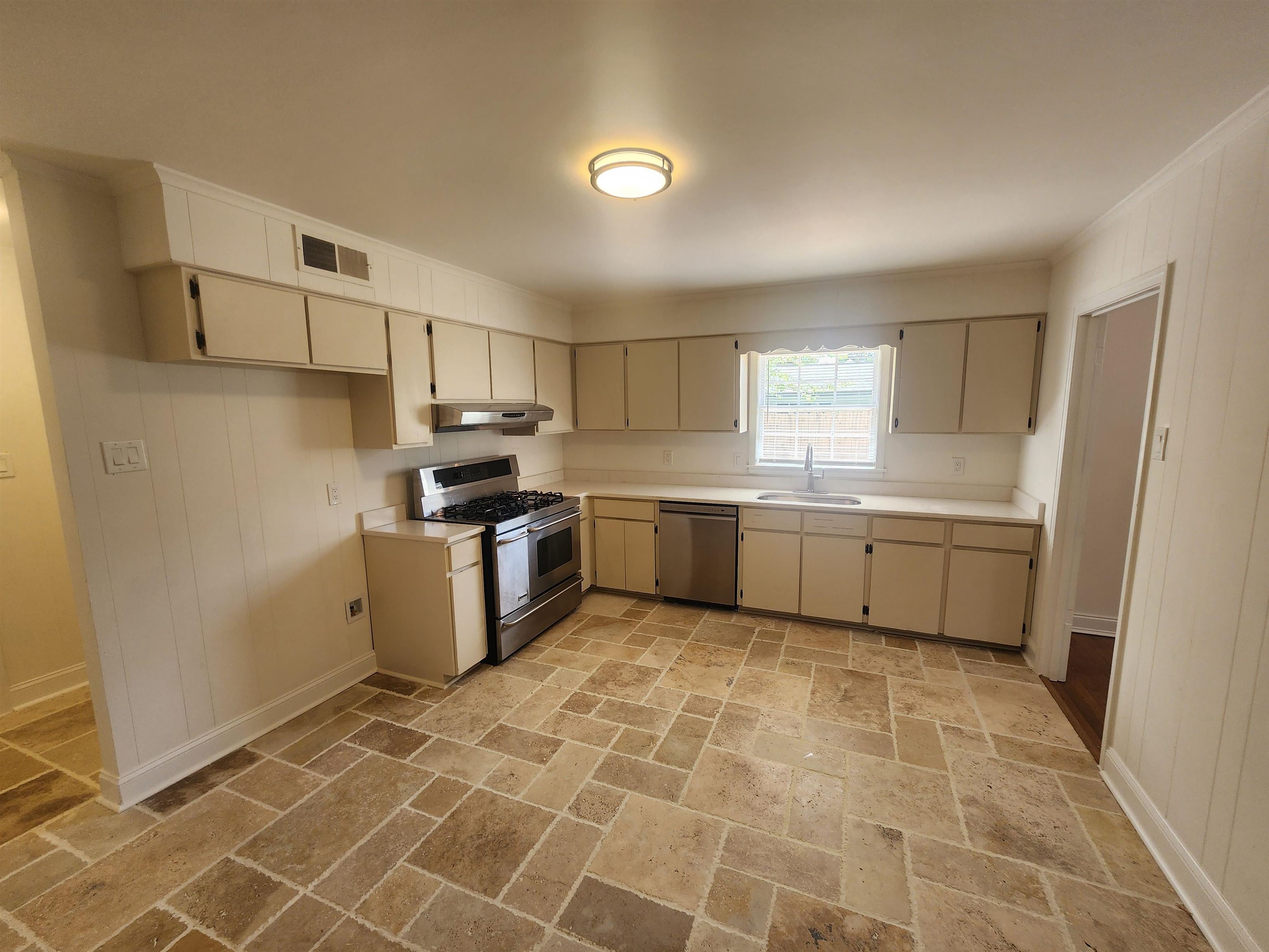 1192 Whiting St Property Photo 4