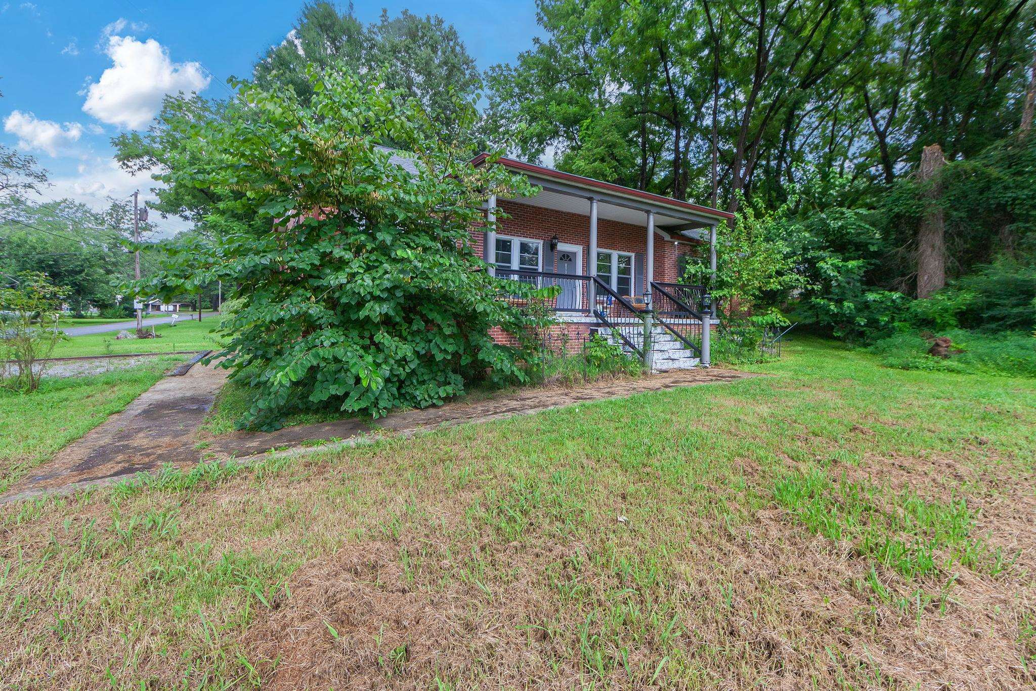 1305 Hollywood Dr Property Photo 2