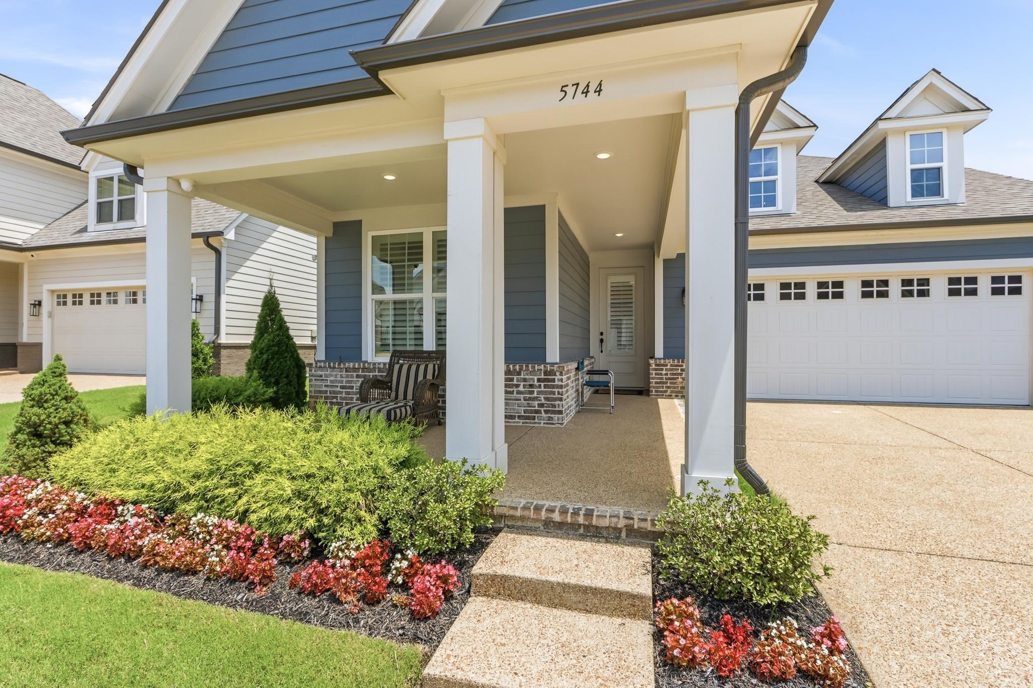 5744 Hollow Oak Dr E Property Photo 4