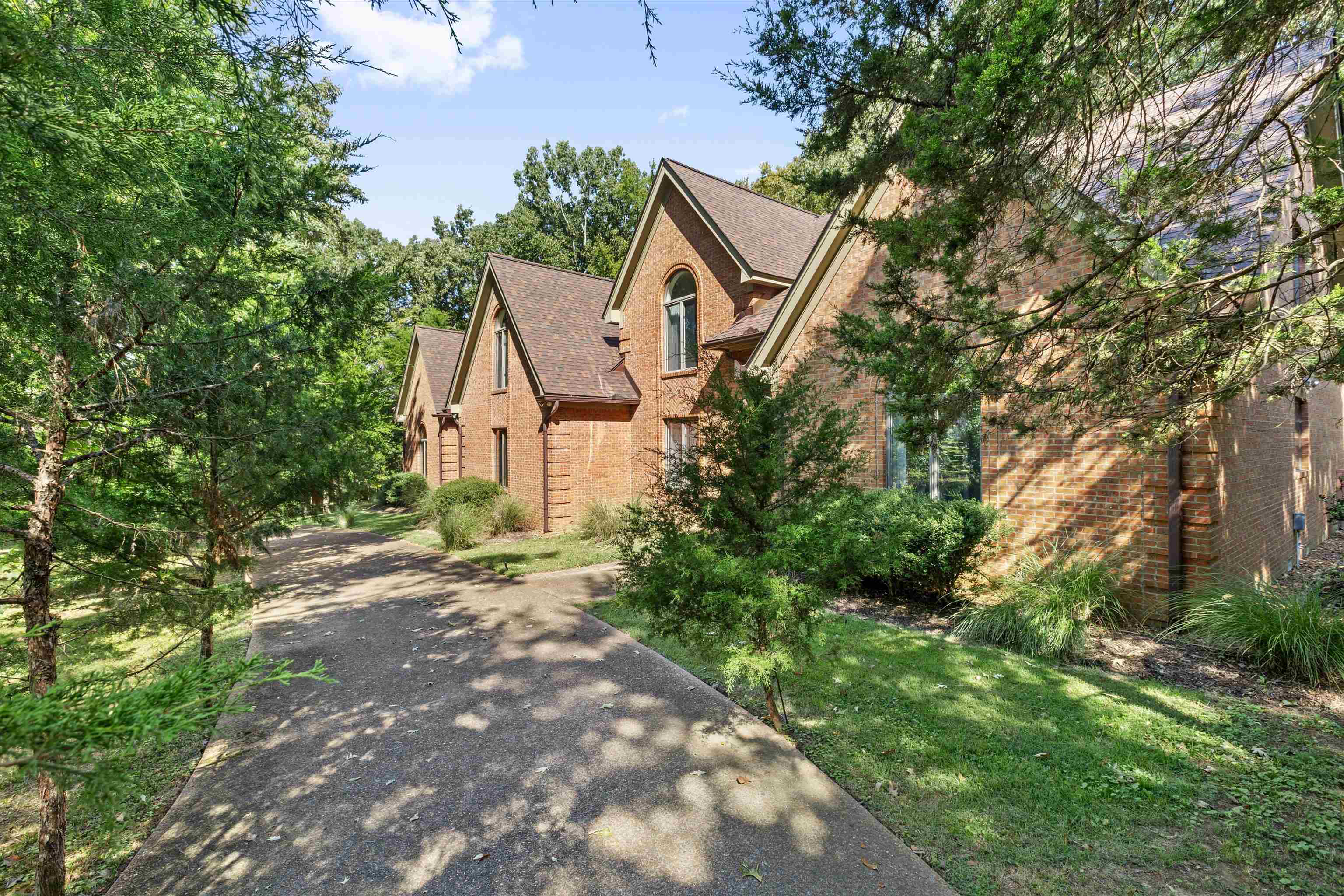 3914 Windolyn Cir S Property Photo 2